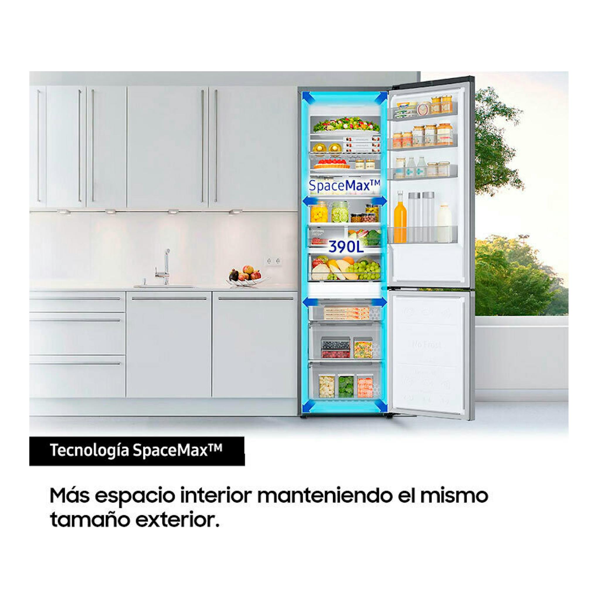 Frigorífico combi Samsung RB38C600CS9/EF inox, abierto en una cocina blanca, con estantes y cajones visibles.