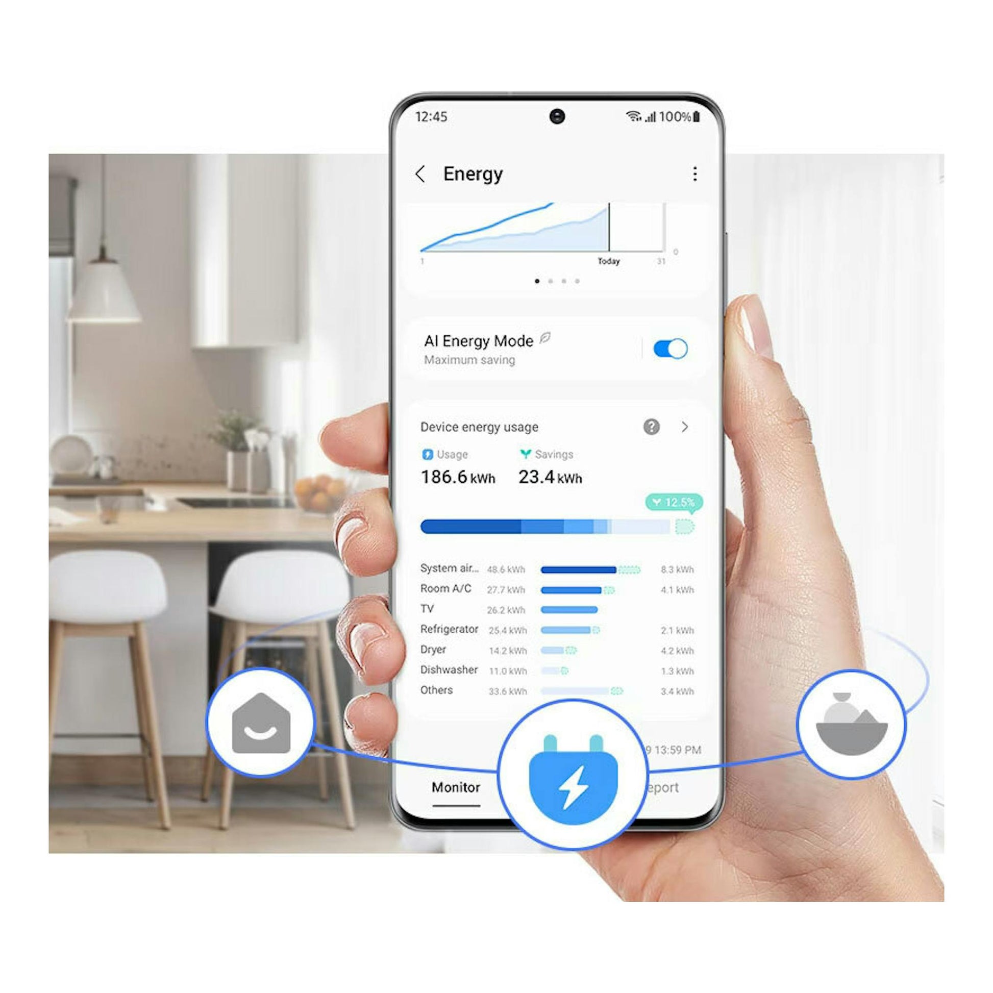 Pantalla de móvil con app de energía, sostenido en una mano, con cocina al fondo.