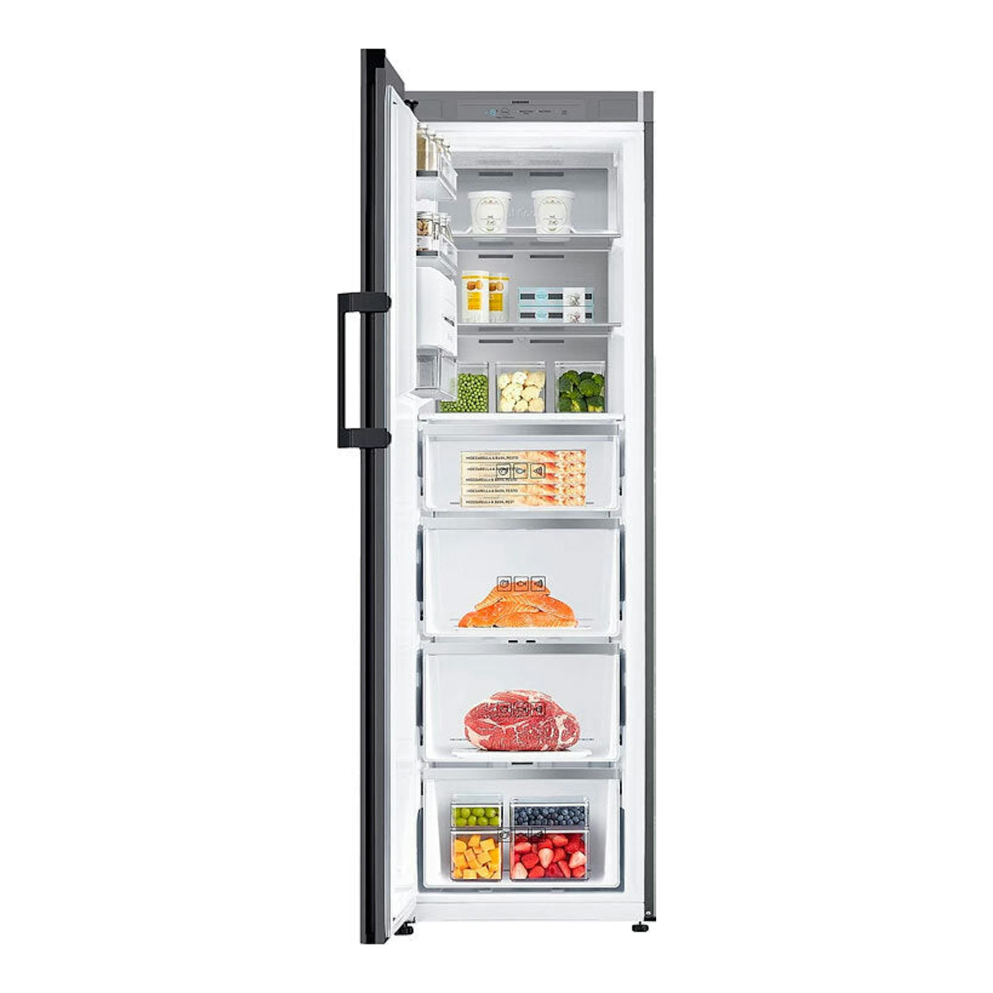 Congelador vertical Samsung RZ32A748522/EF negro, vista frontal con puerta abierta y cajones con alimentos.