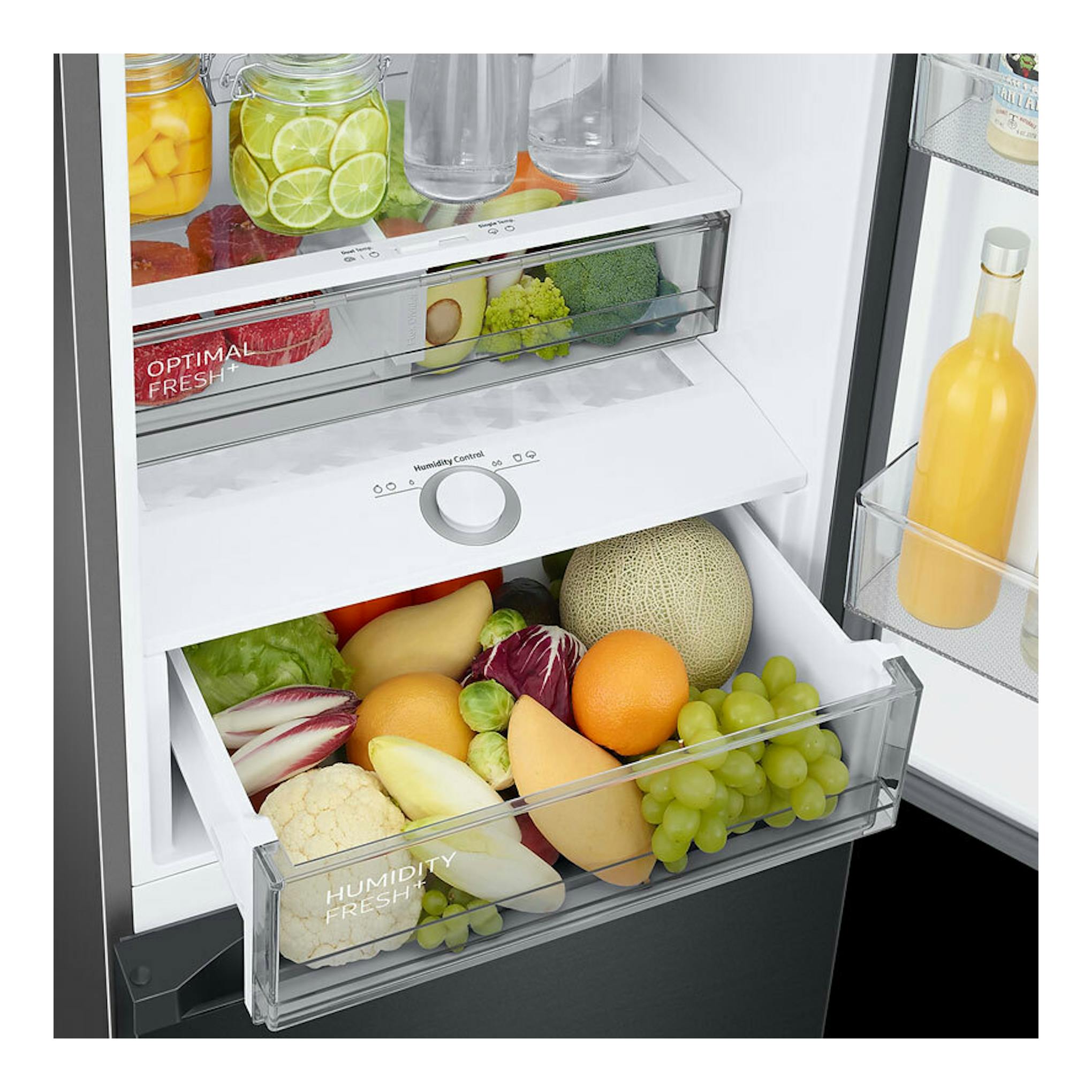 Interior de frigorífico combi Samsung RB38C7B6AB1/EF negro, con cajones abiertos y frutas y verduras.