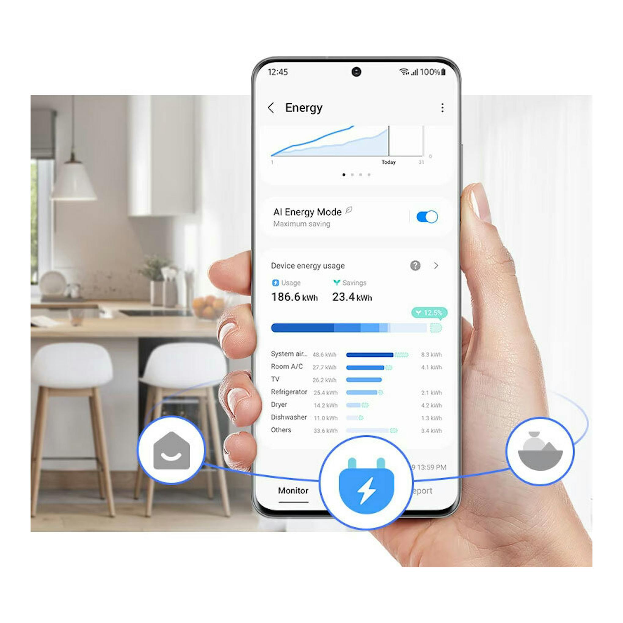 Mano sosteniendo un móvil con una app de energía; fondo de cocina desenfocado.
