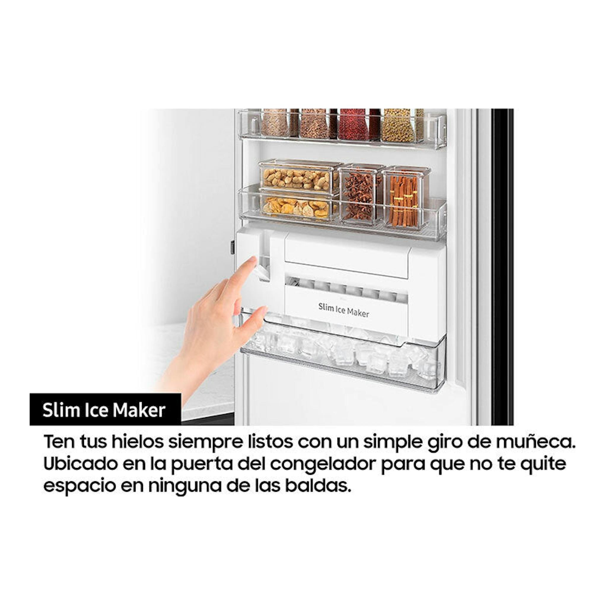 Interior de congelador vertical Samsung RZ32A748522/EF con bandejas y Slim Ice Maker en la puerta.