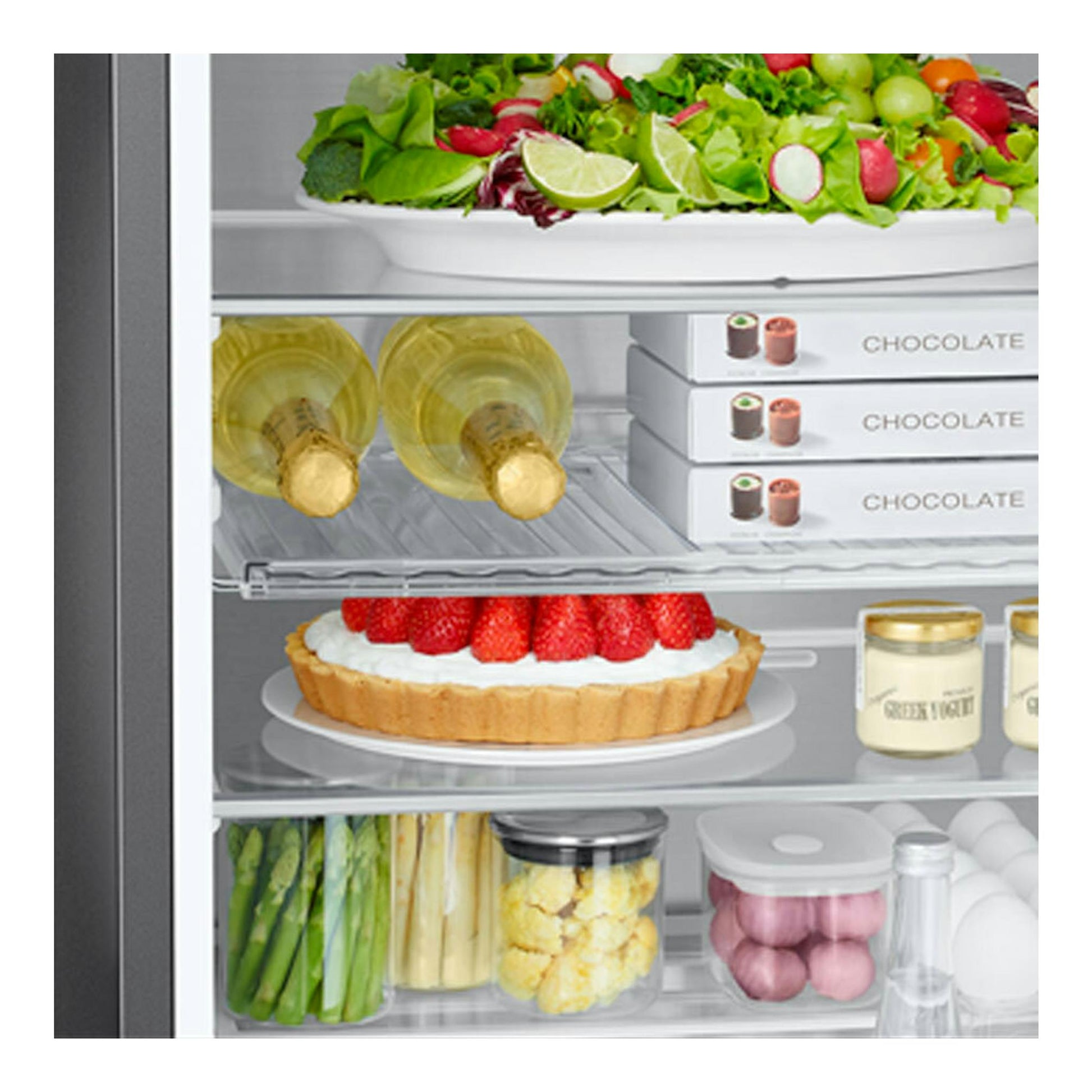 Interior de un frigorífico combi Samsung RB38C7B6A22/EF negro, con estantes llenos de alimentos.