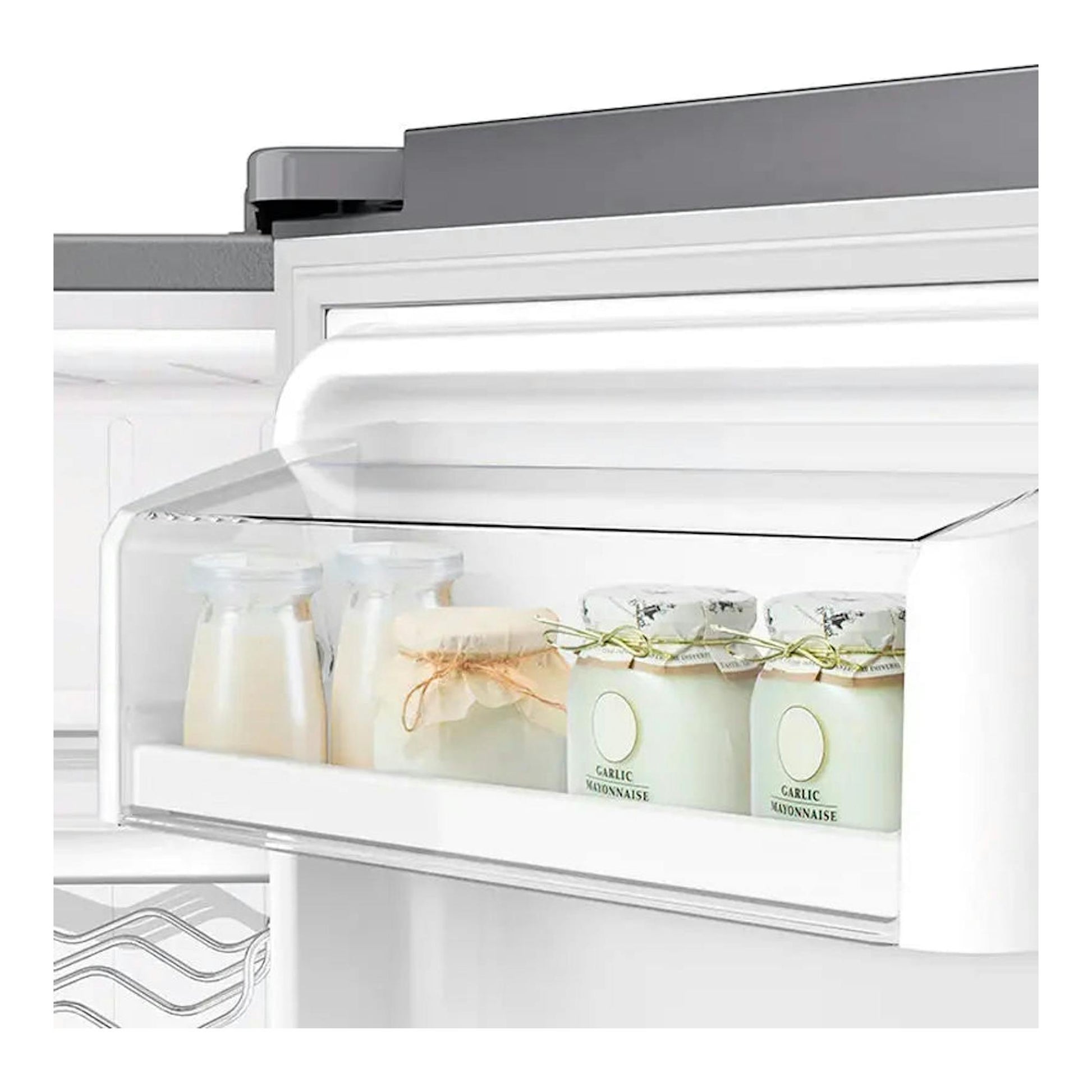 Samsung RS54N3013SA/ES Inox: primer plano del interior de un frigorífico americano, balda de puerta blanca con tarros y botellas.