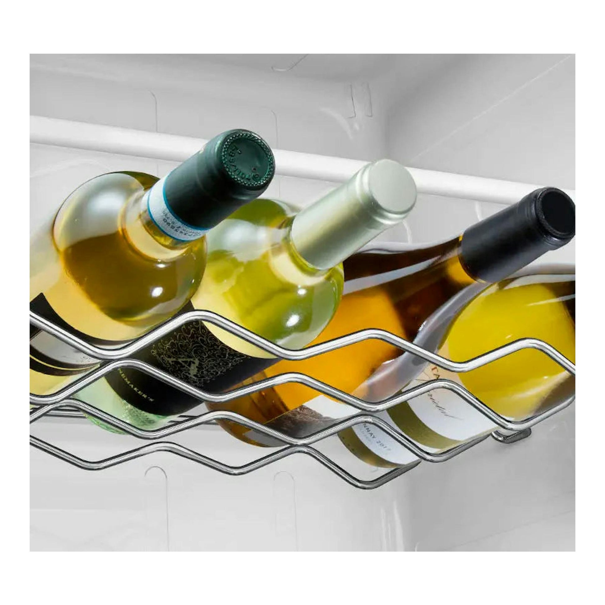 Interior de frigorífico Samsung RS54N3013SA/ES con estante de vino y varias botellas horizontales.