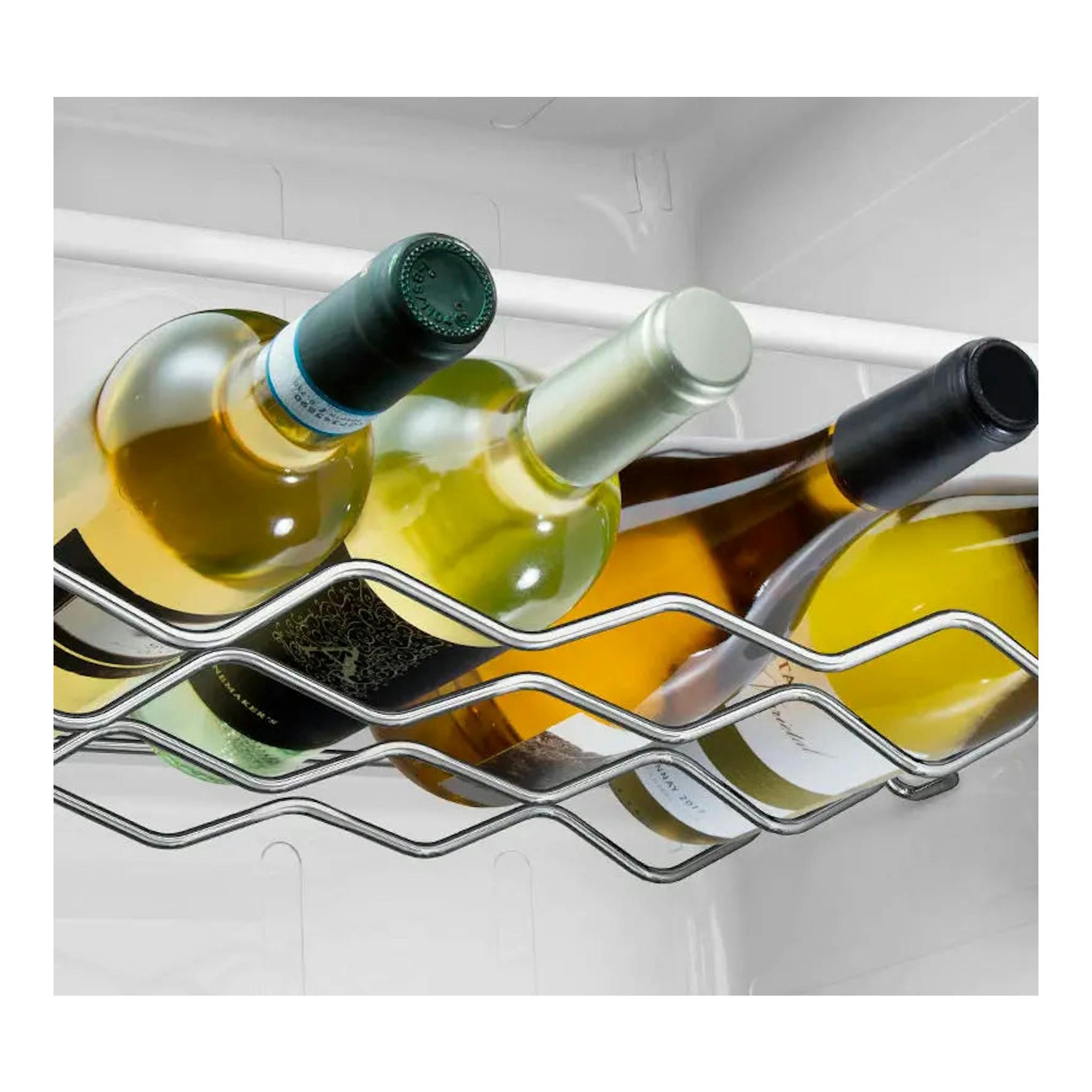 Interior de frigorífico Samsung RS54N3013SA/ES con estante de vino y varias botellas horizontales.