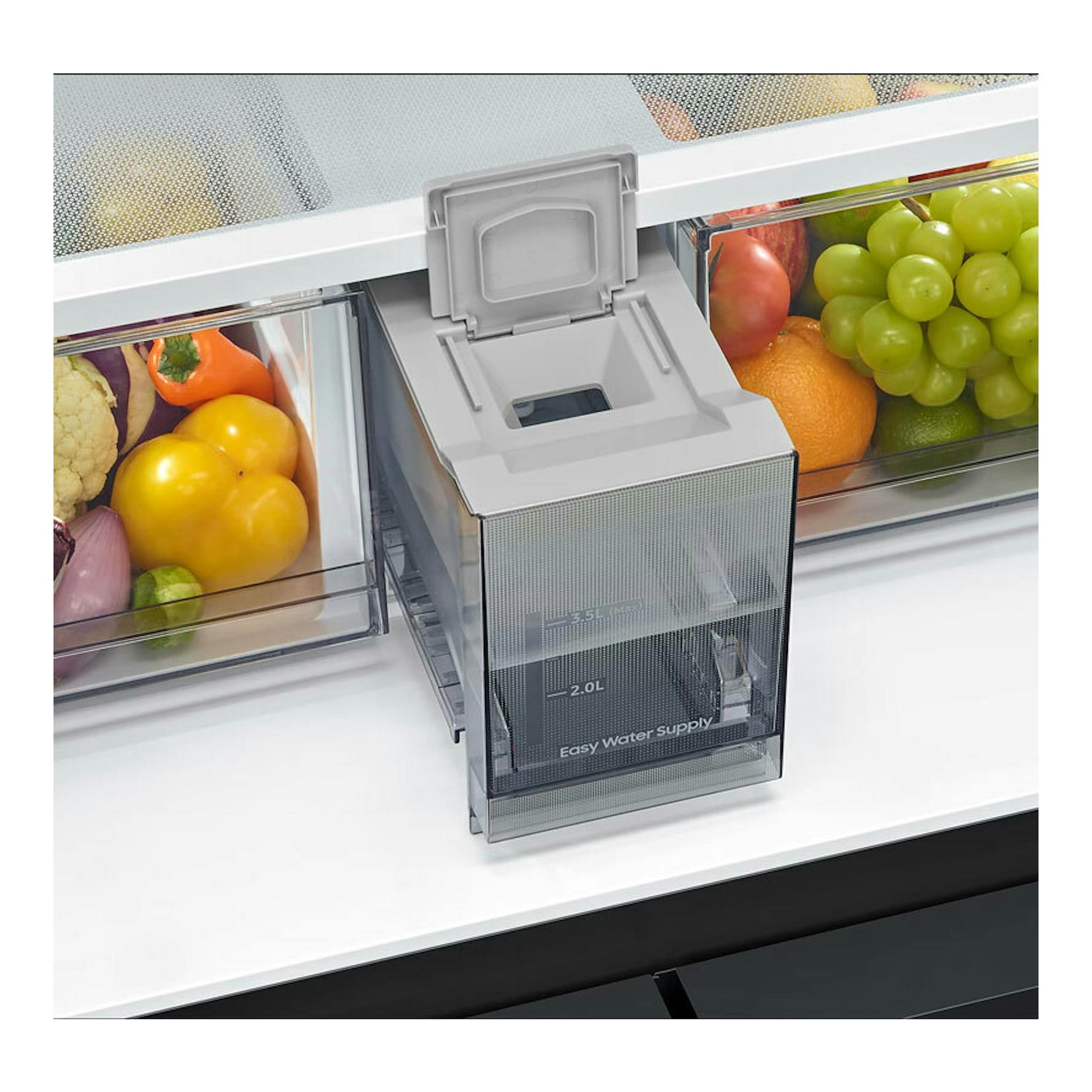Samsung RF59C700EB1/ES negro, interior frontal con dispensador de agua central y cajones con fruta y verdura.