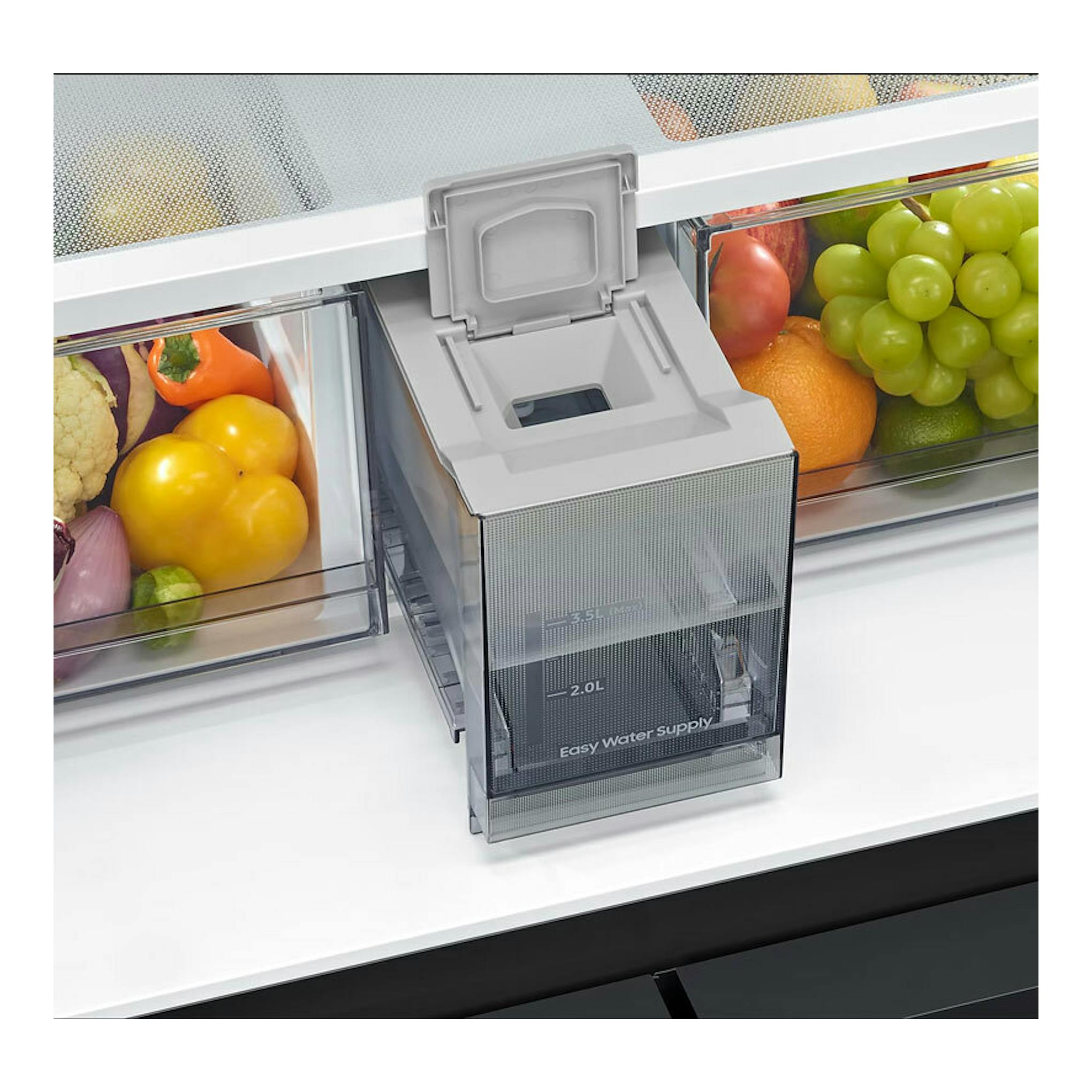 Samsung RF59C700EB1/ES negro, interior frontal con dispensador de agua central y cajones con fruta y verdura.