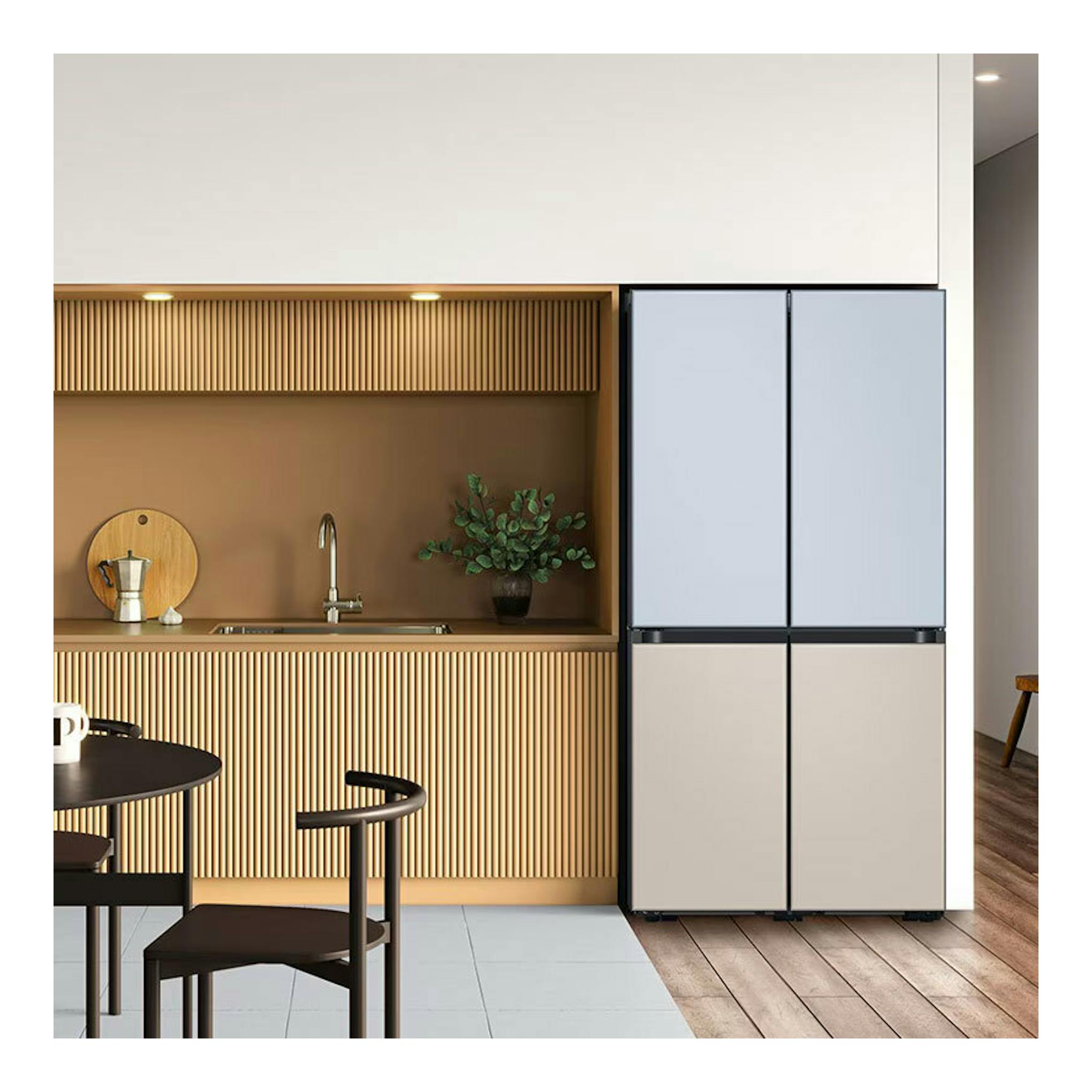 Frigorífico americano Samsung RF59C700EB1/ES de cuatro puertas, vista frontal en una cocina moderna.