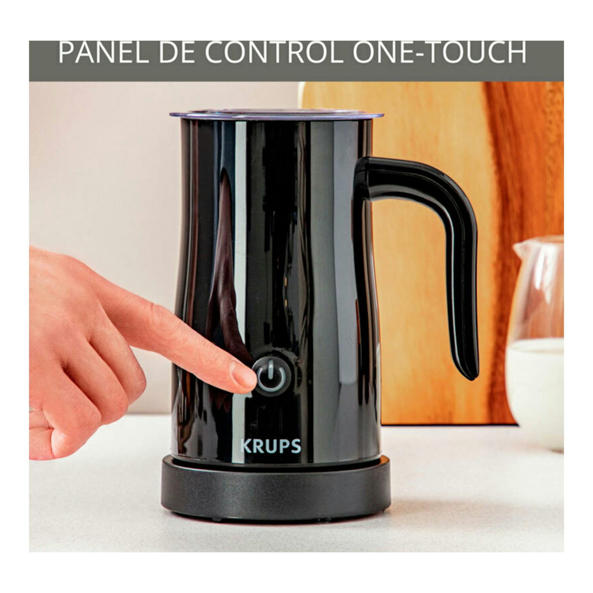 Espumador de leche Krups XL100810 negro, vista frontal, con un dedo pulsando el botón one-touch.