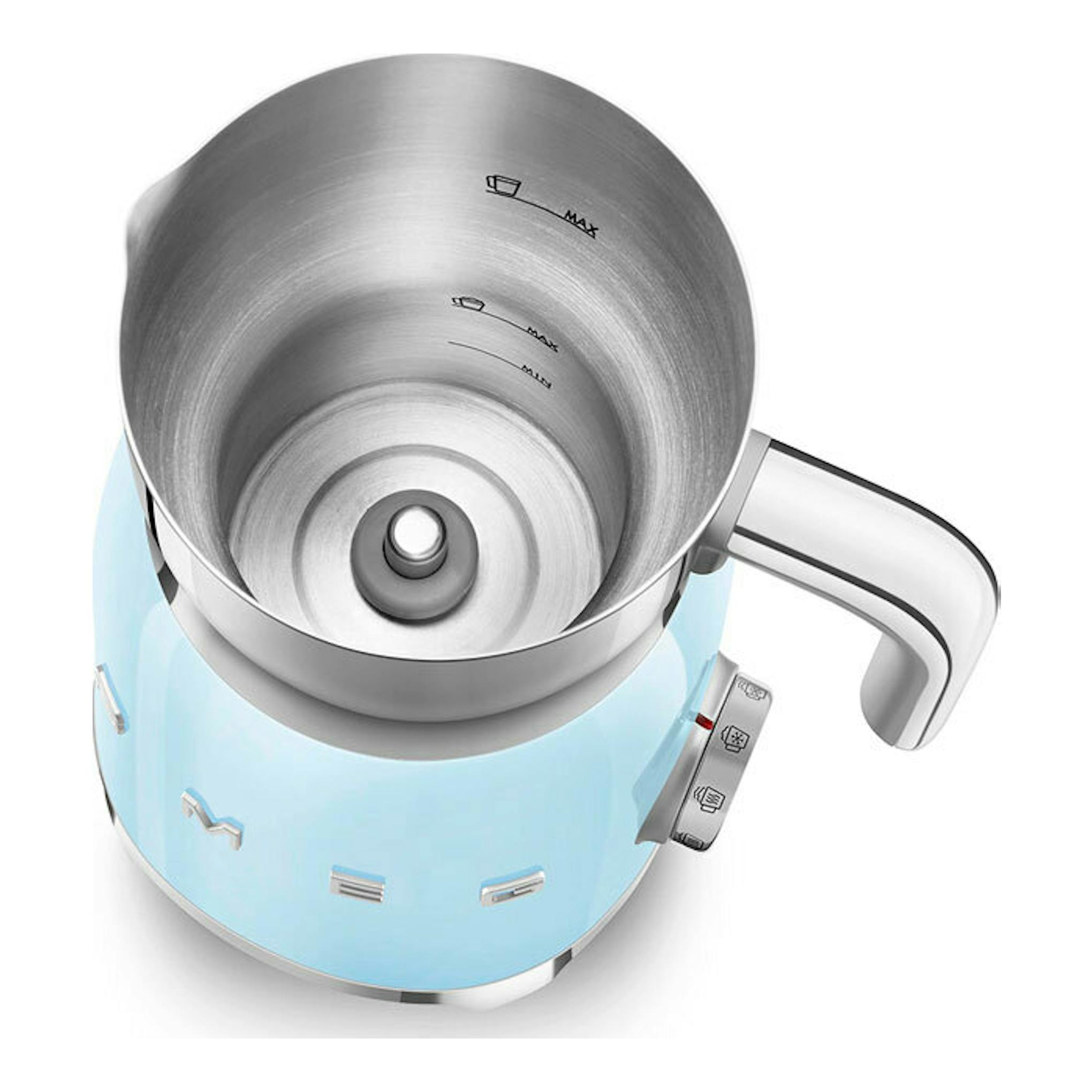 Espumador de leche Smeg MFF11PBEU azul, vista superior, cuerpo celeste con interior de acero y asa blanca.