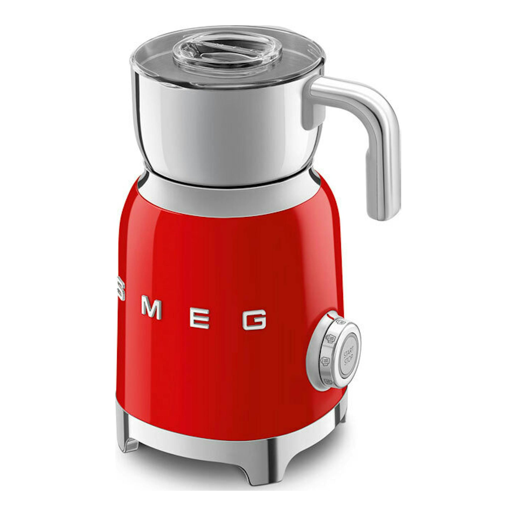 Espumador de leche Smeg MFF11RDEU rojo, vista frontal, con jarra de acero inoxidable y asa lateral.