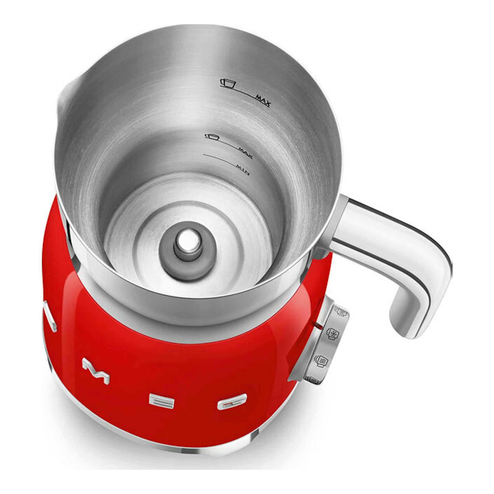 Espumador de leche Smeg MFF11RDEU rojo, vista superior en ángulo, con jarra metálica y asa blanca.