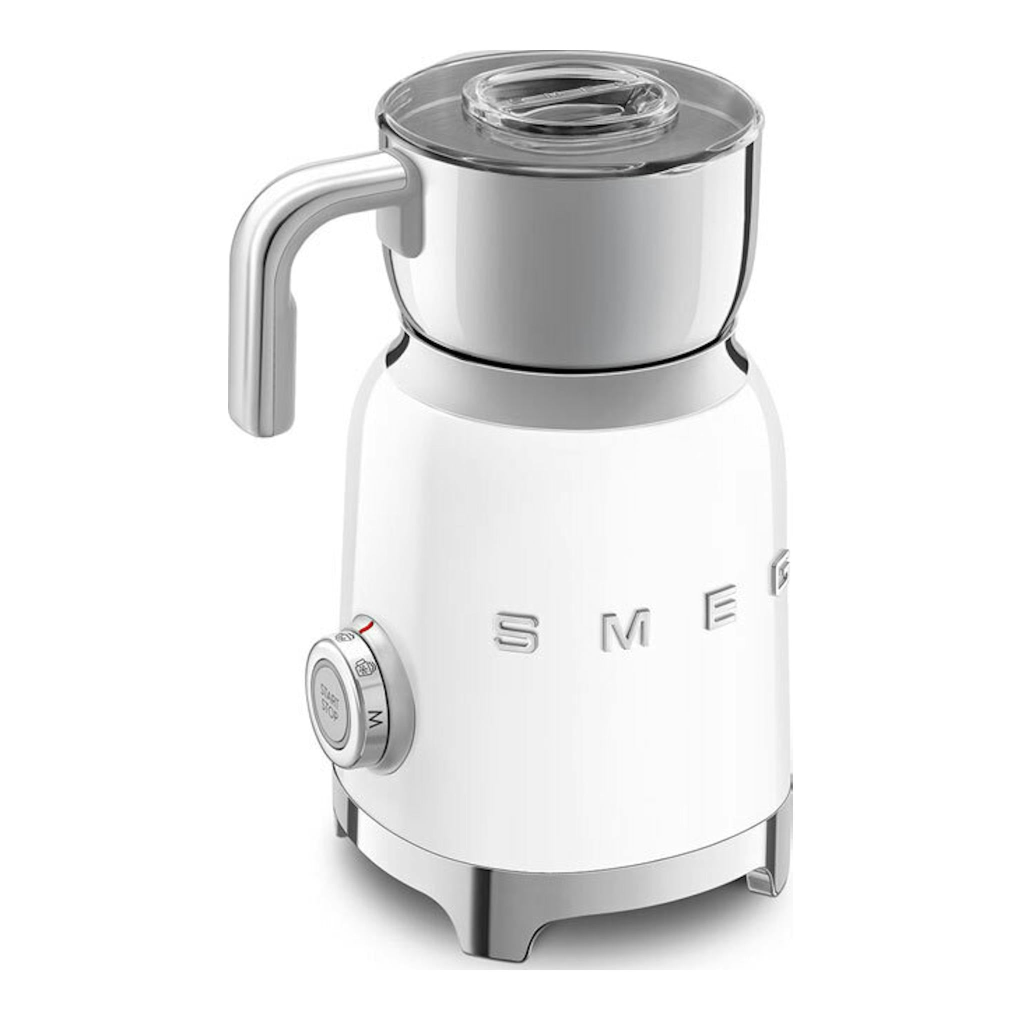 Espumador de leche Smeg MFF11WHEU blanco, vista frontal en tres cuartos, con jarra y tapa transparente.