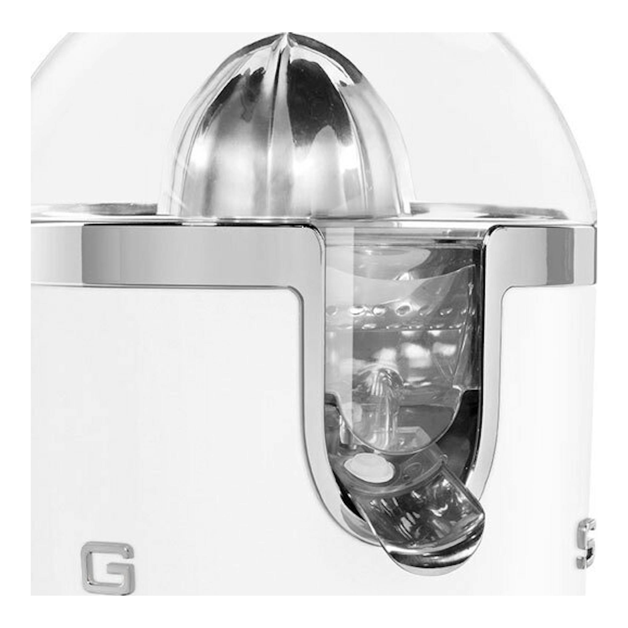 Exprimidor Smeg CJF01WHMEU blanco mate, vista frontal, con cúpula y pico cromados.