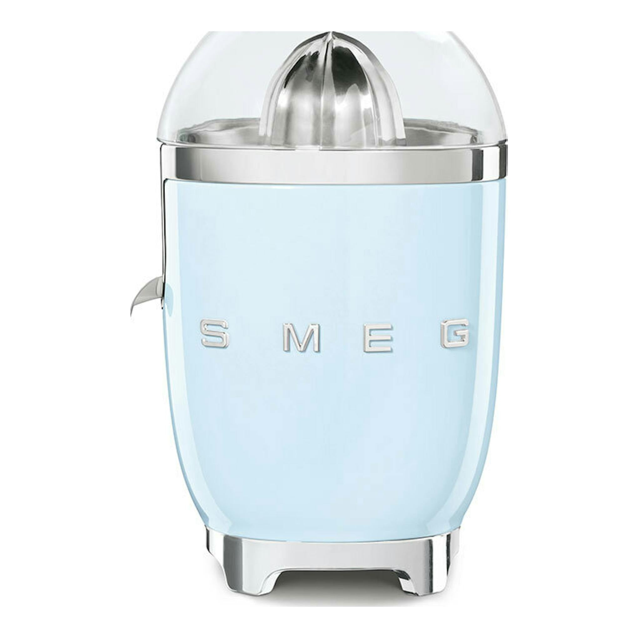 Exprimidor Smeg CJF11PBEU azul claro, vista frontal, con tapa translúcida y detalles cromados.