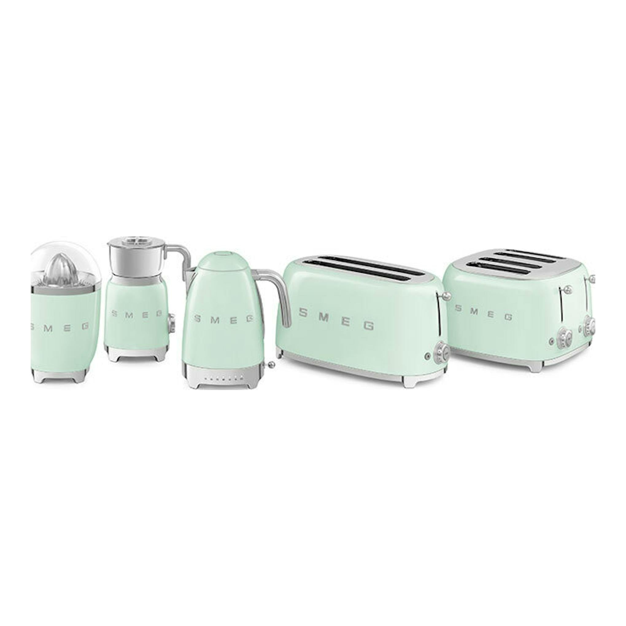 Exprimidor Smeg CJF11PGEU verde menta, vista frontal, junto a tostadora y hervidor Smeg.