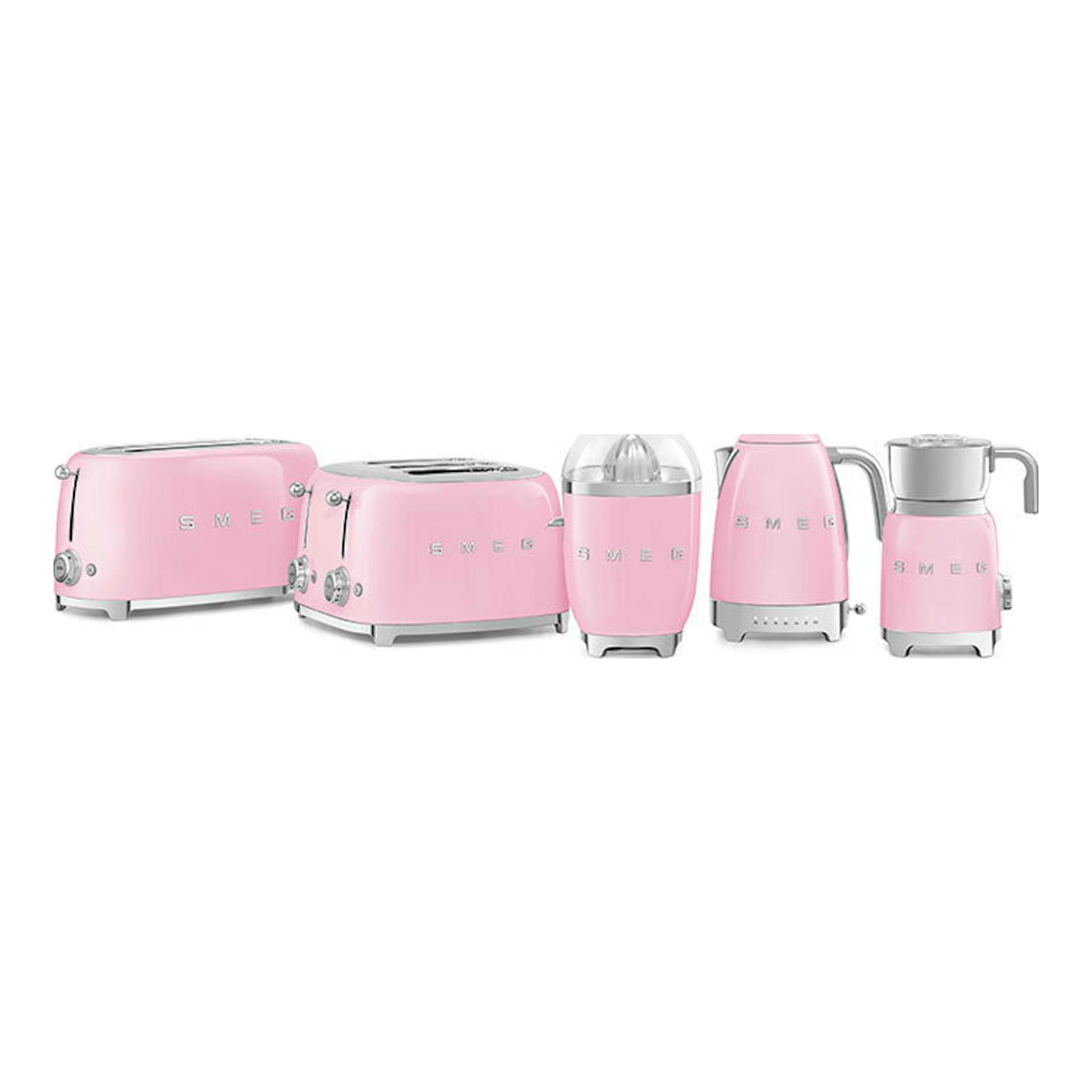 Exprimidor Smeg CJF11PKEU rosa, vista frontal, junto a otros electrodomésticos Smeg rosas sobre fondo blanco.