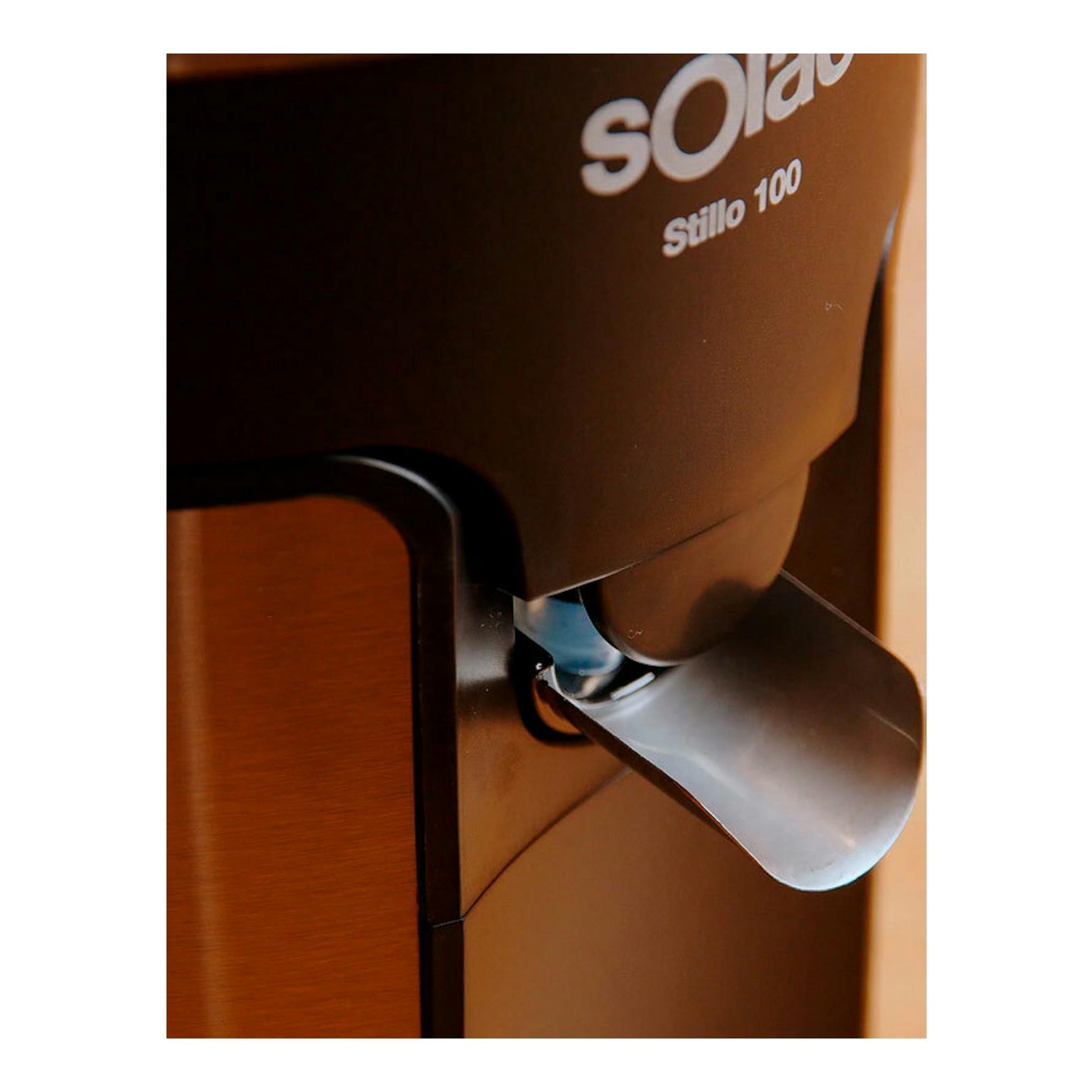 Exprimidor Solac EX6170 Stillo 100 negro, vista en primer plano del pico vertedor.