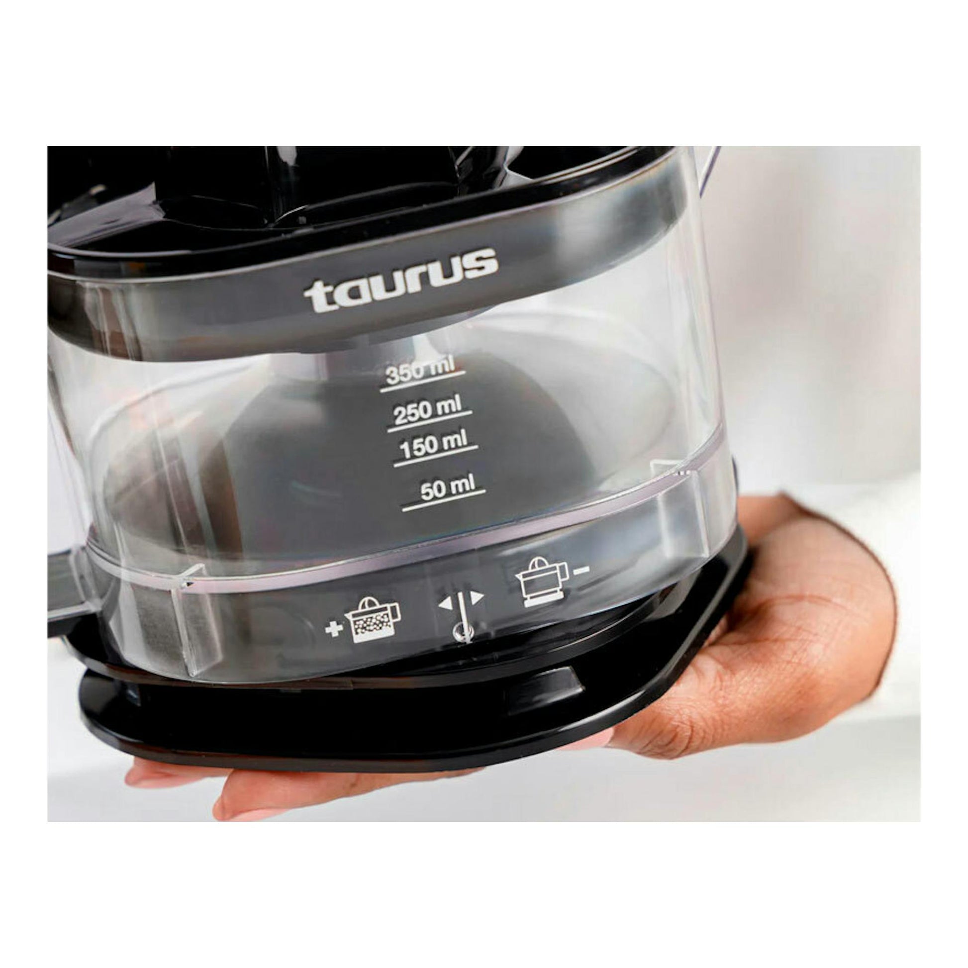 Exprimidor Taurus TC-350 Nero negro, vista frontal en primer plano, con vaso transparente graduado y base negra.