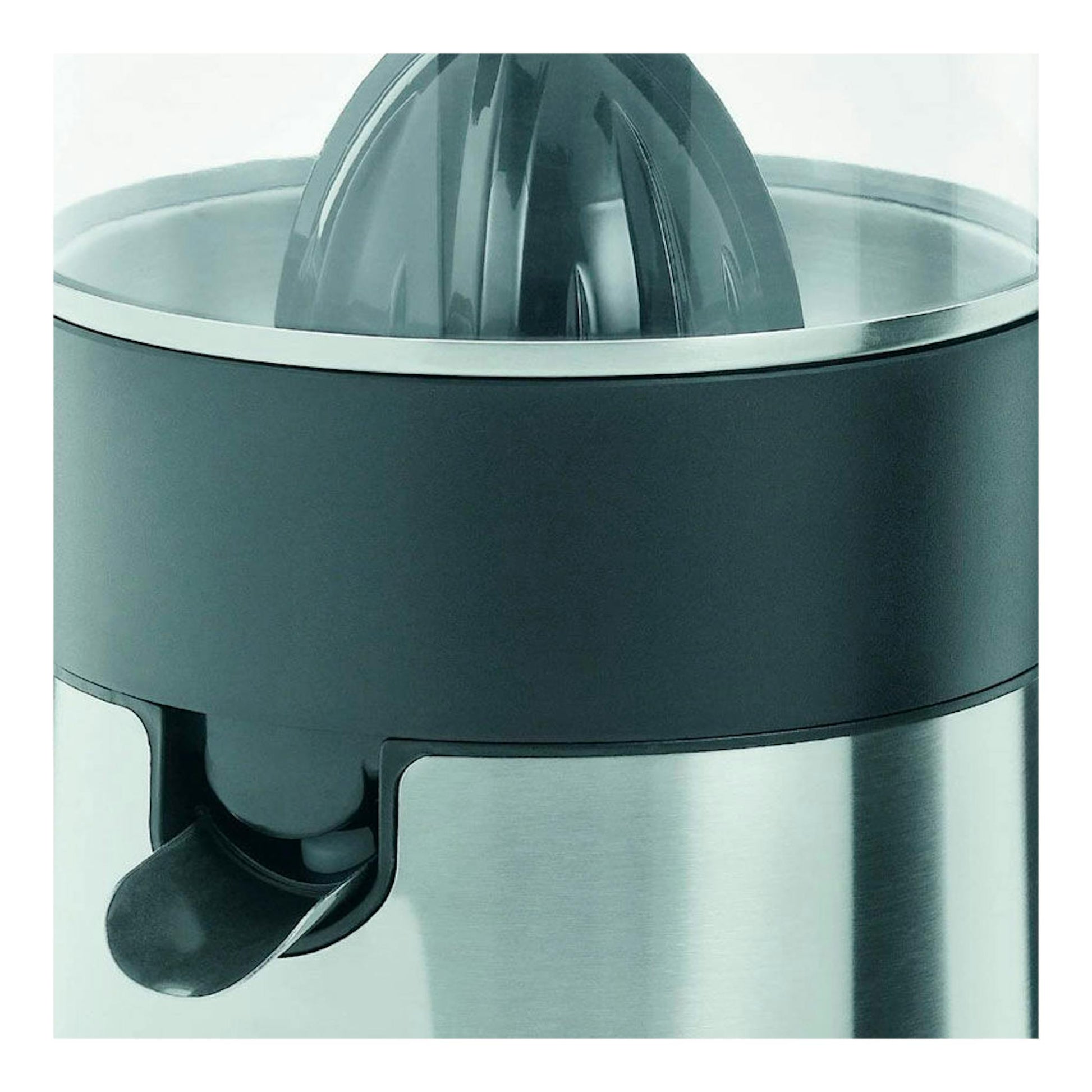 Exprimidor WMF STELIO de acero inoxidable, vista frontal en primer plano con boquilla negra.