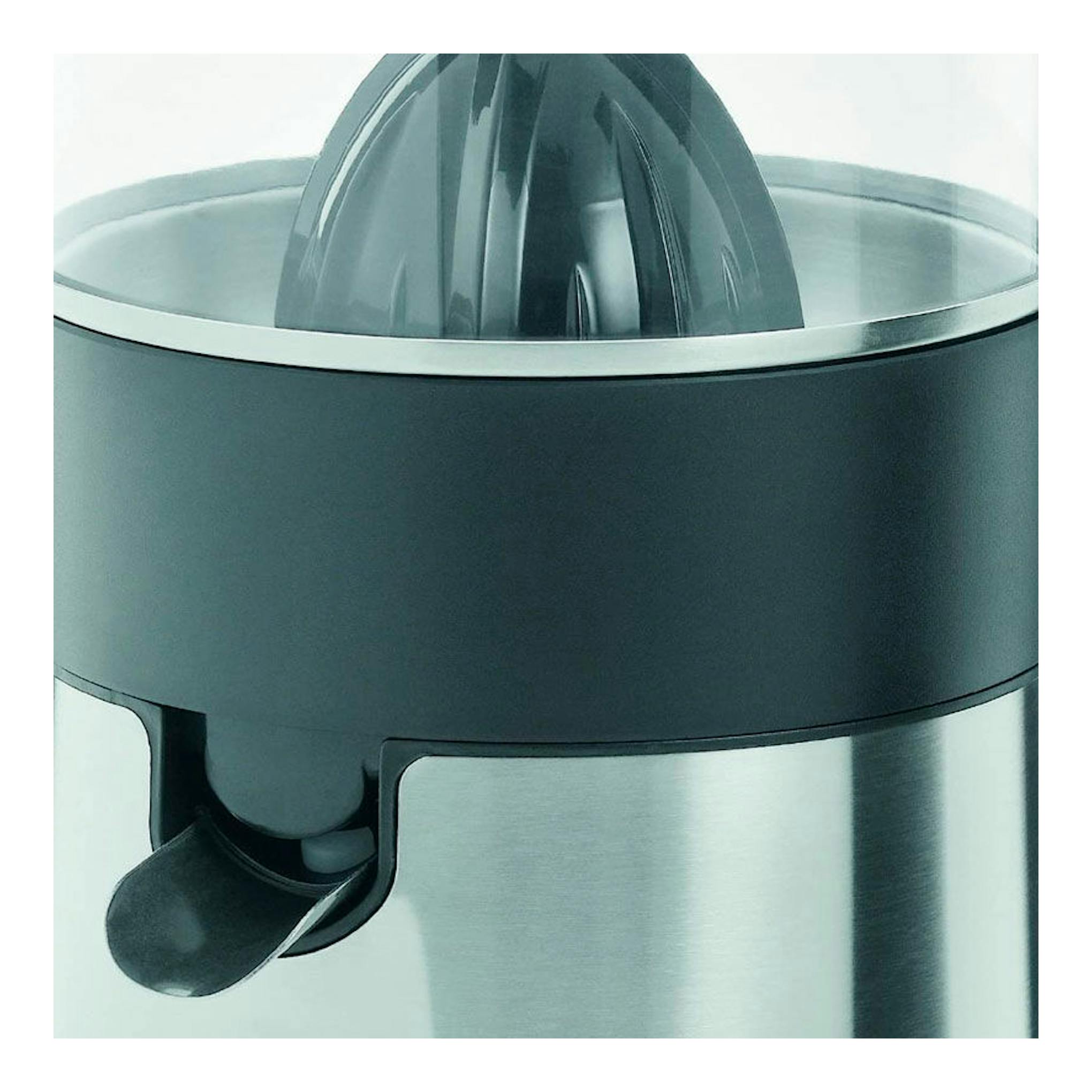 Exprimidor WMF STELIO de acero inoxidable, vista frontal en primer plano con boquilla negra.