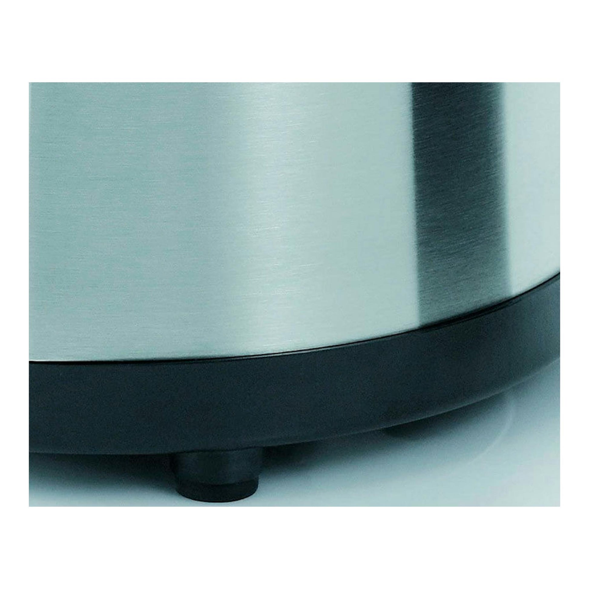 Exprimidor WMF Stelio de acero inoxidable y base negra, vista en primer plano.