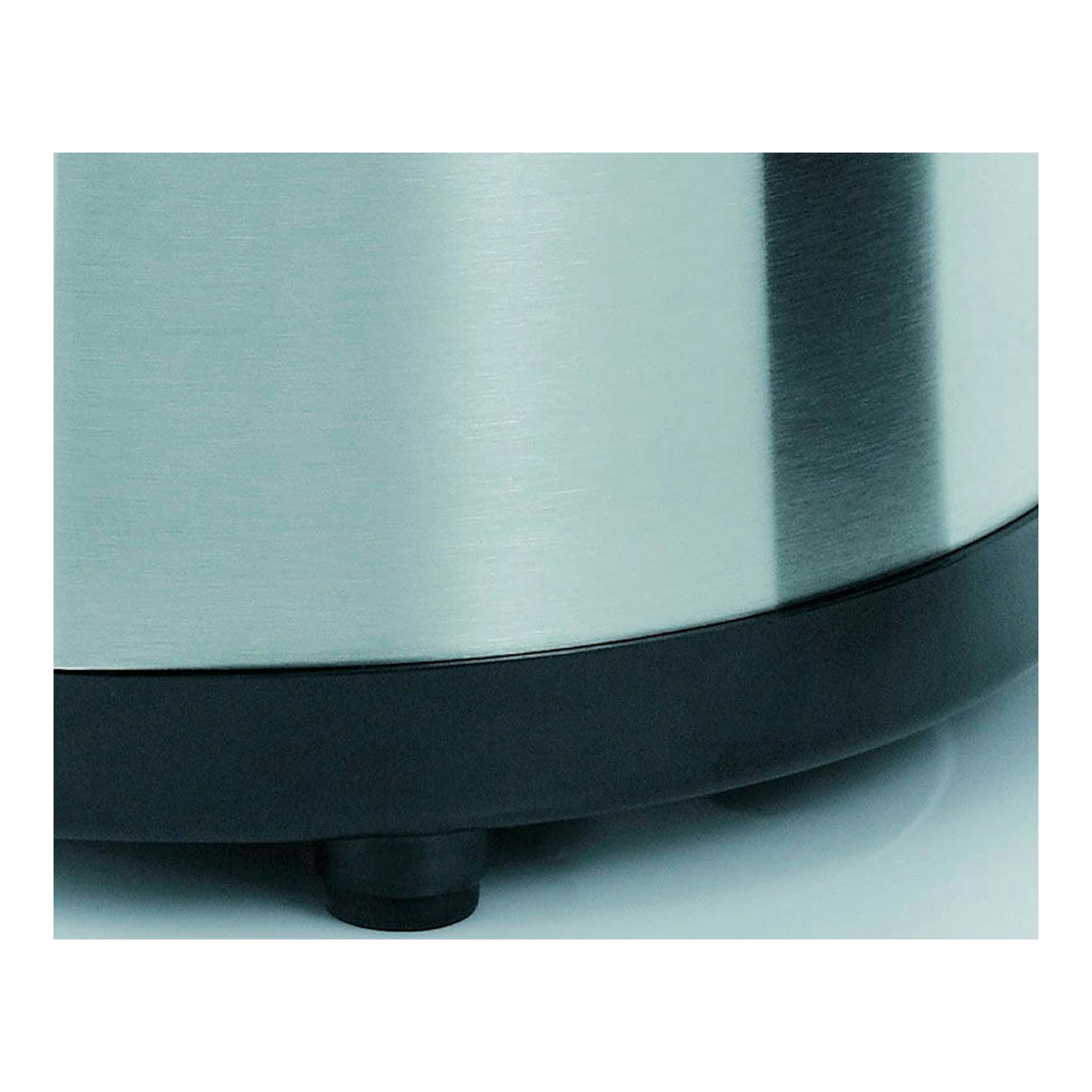 Exprimidor WMF Stelio de acero inoxidable y base negra, vista en primer plano.