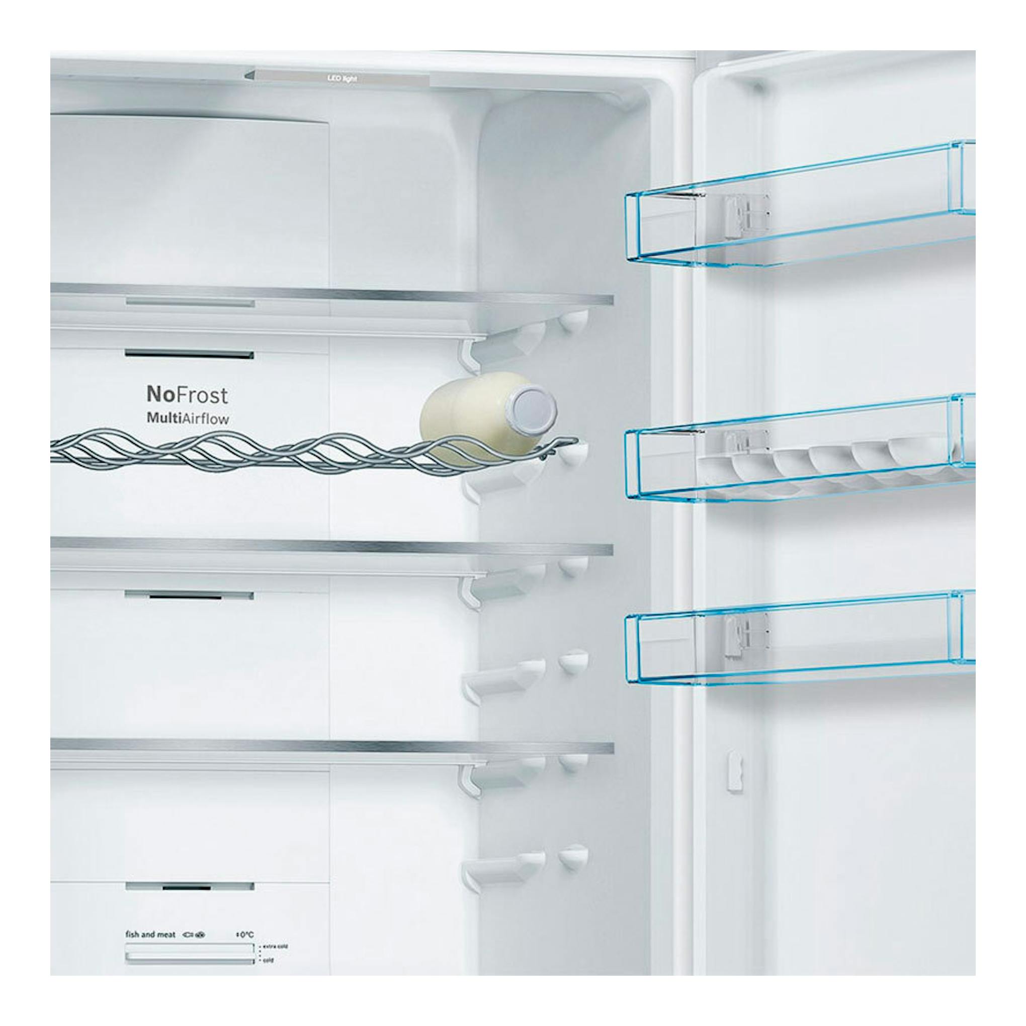 Interior de frigorífico combi Bosch KGN39VWEB blanco, vista frontal, con estantes y balcones transparentes.