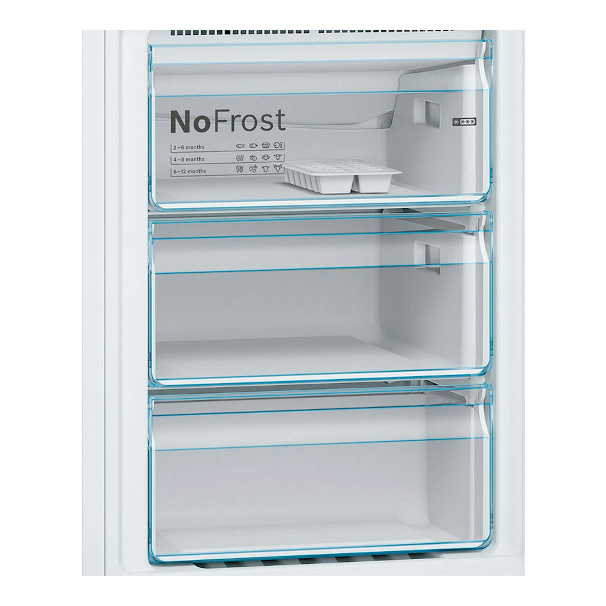 Interior del frigorífico Bosch KGN39VWEB blanco, con tres cajones transparentes NoFrost en vista frontal.