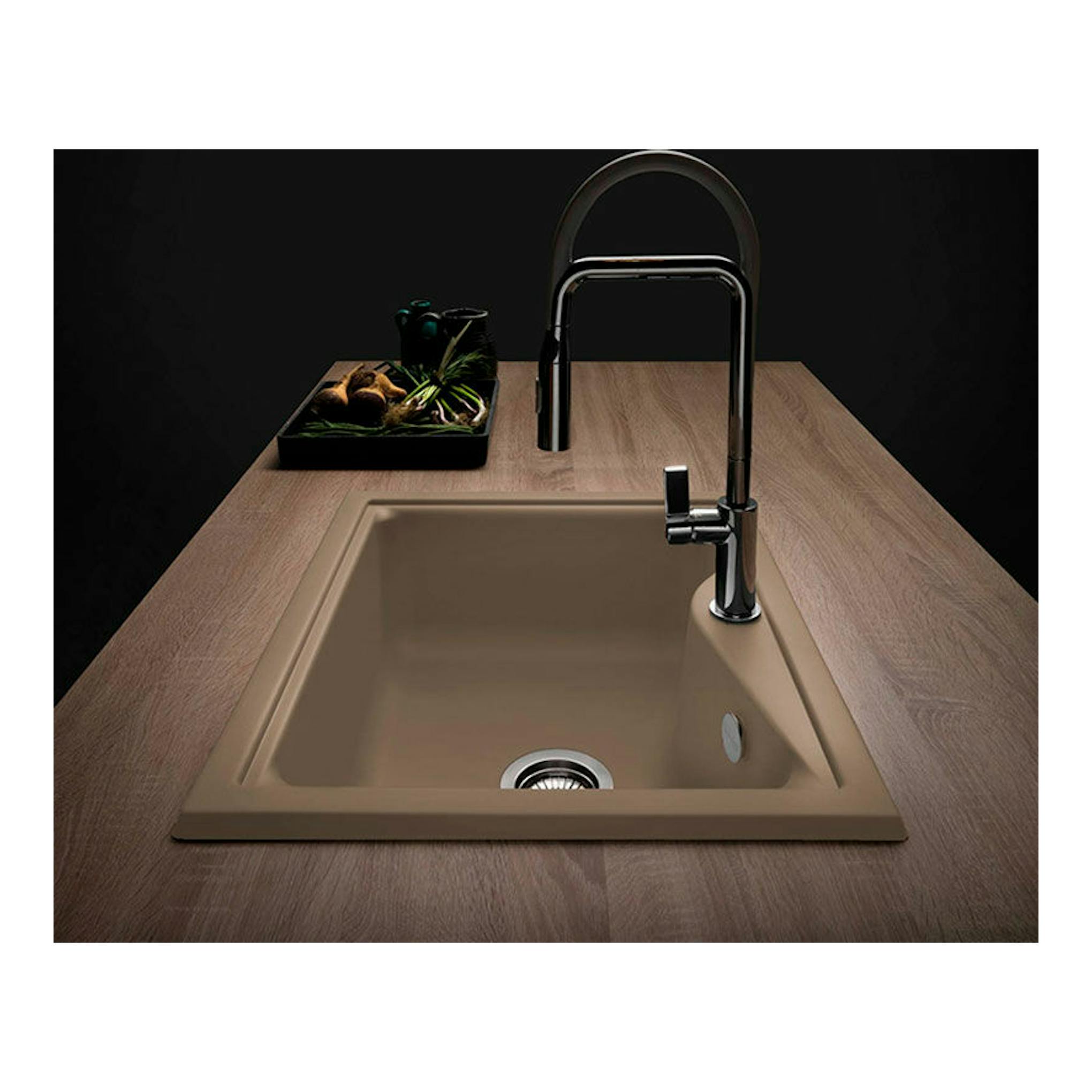 Fregadero Poalgi City 1C Albero Brillo, vista cenital oblicua, color beige, empotrado en encimera de madera.