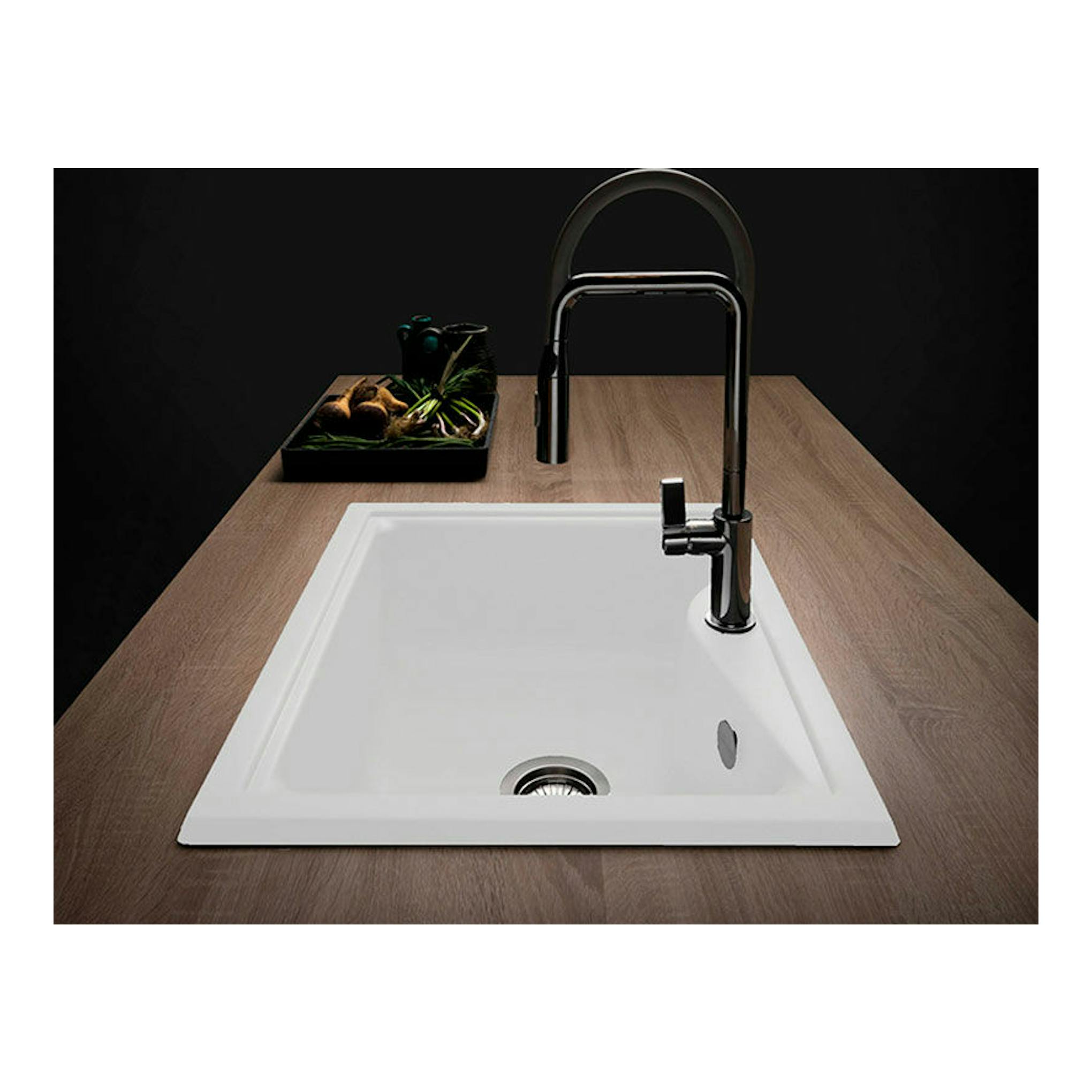 Fregadero Poalgi City 1C blanco brillo, vista frontal en encimera de madera con grifo negro.