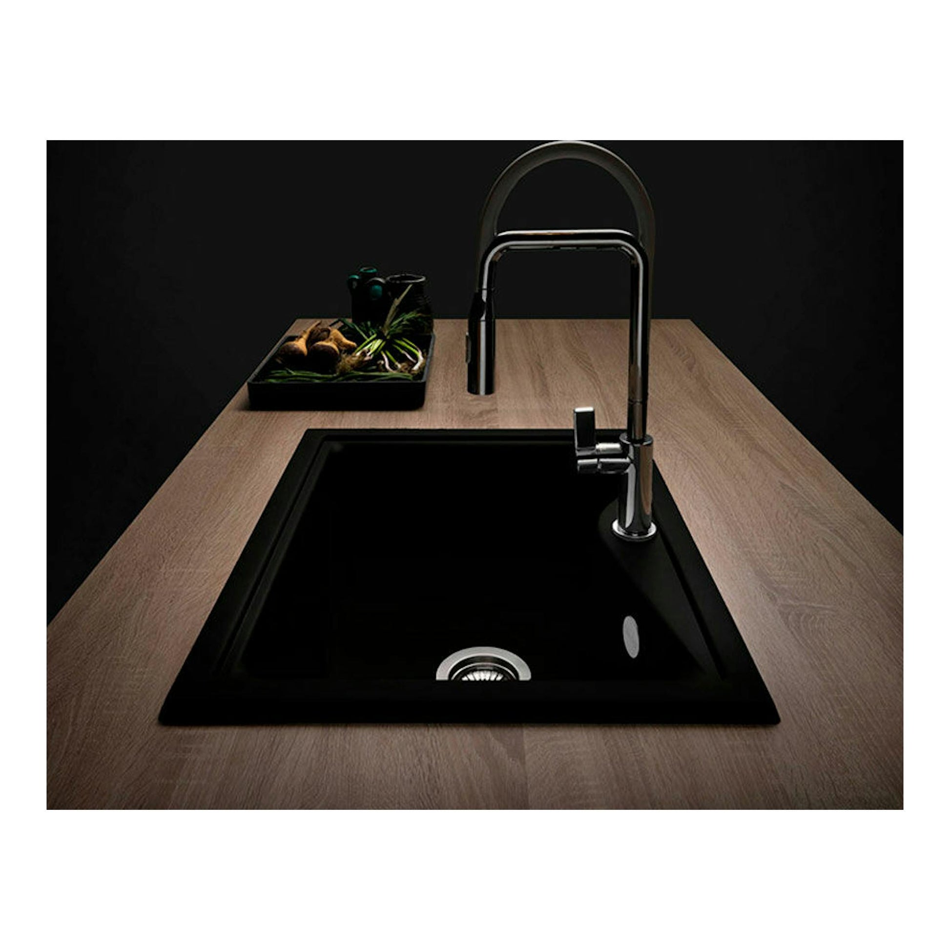 Fregadero Poalgi City 1C negro brillante, vista cenital en encimera de madera con grifo cromado.