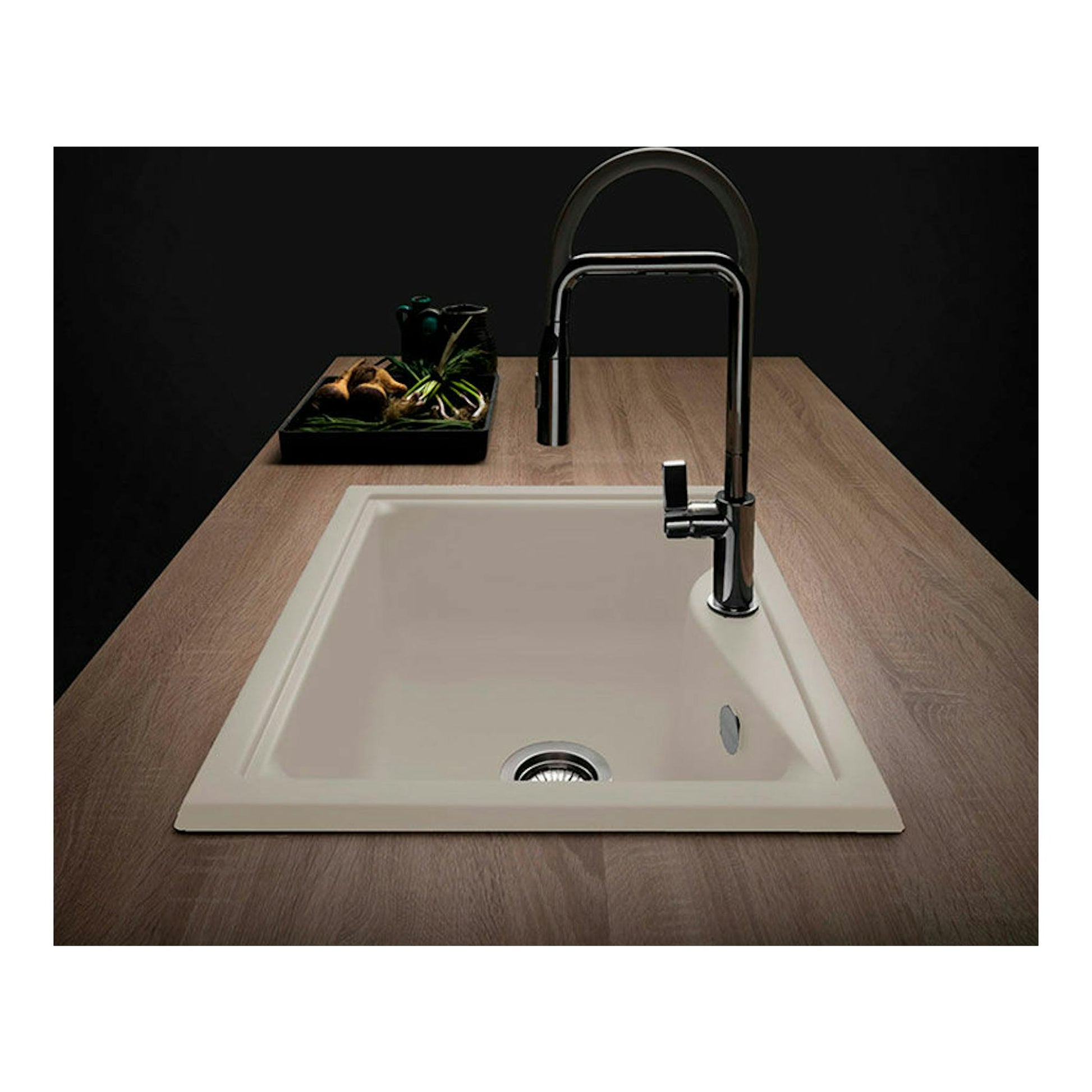 Fregadero Poalgi City 1C Pergamon Brillo beige, vista en perspectiva con grifo cromado sobre encimera de madera.