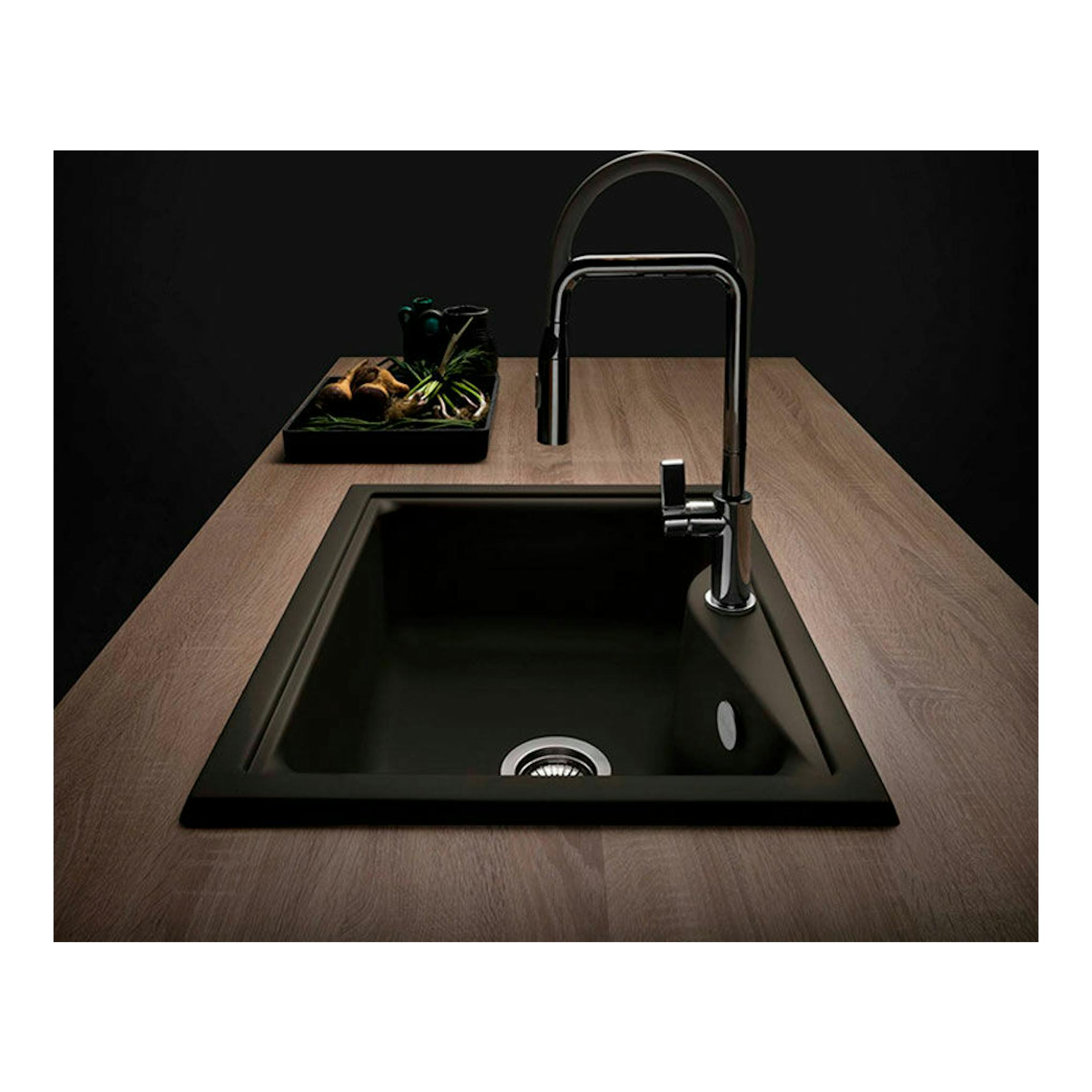 Fregadero Poalgi City 1C Tundra Brillo negro, vista frontal empotrada en encimera de madera con grifo alto.