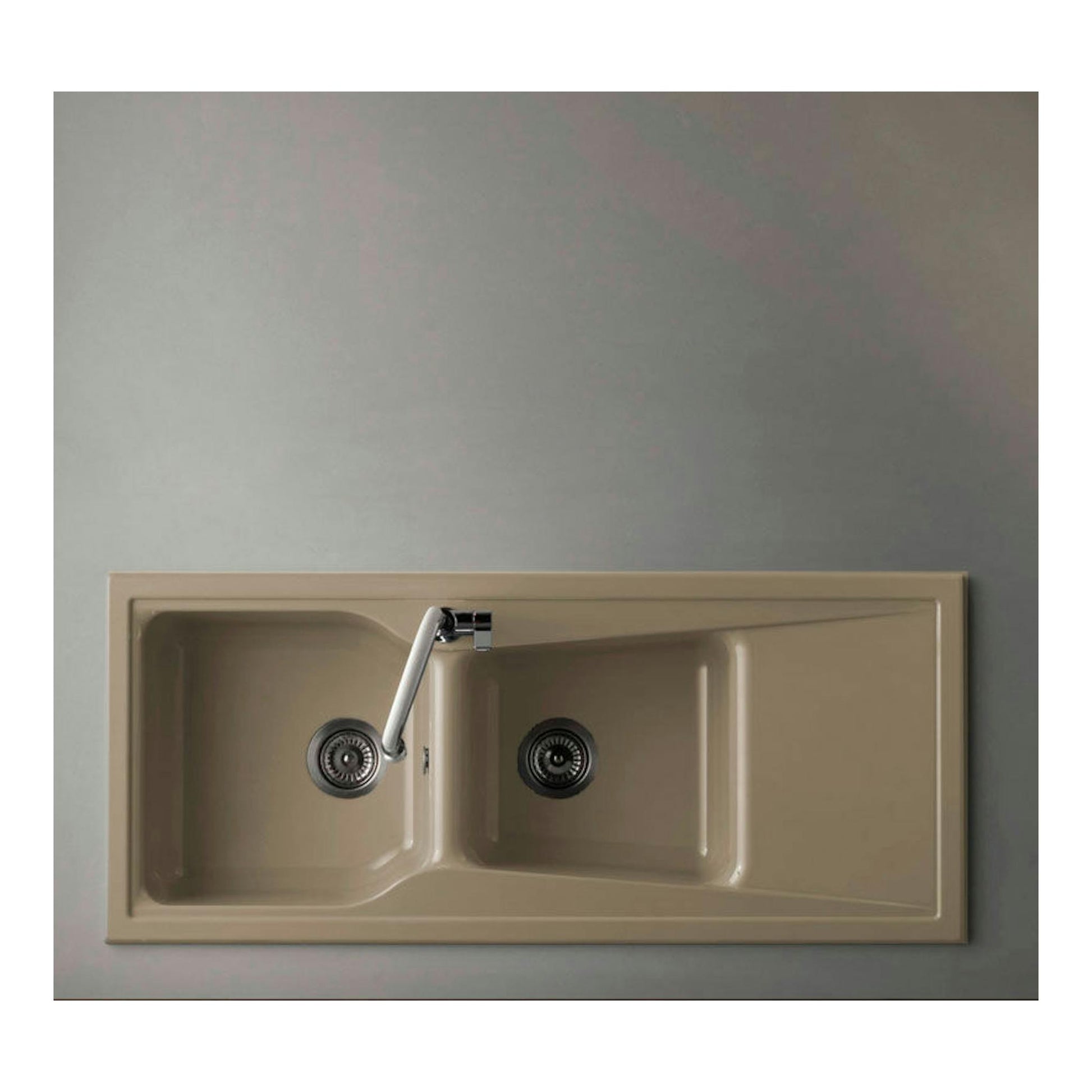 Fregadero Poalgi City 2C+E Albero Brillo, vista cenital, doble seno beige con grifo cromado.