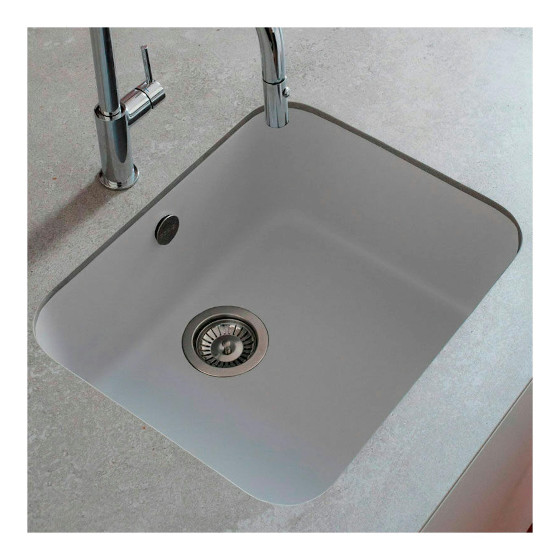 Fregadero Poalgi Essenzial 50 blanco, vista cenital parcial, con grifo cromado y desagüe central.