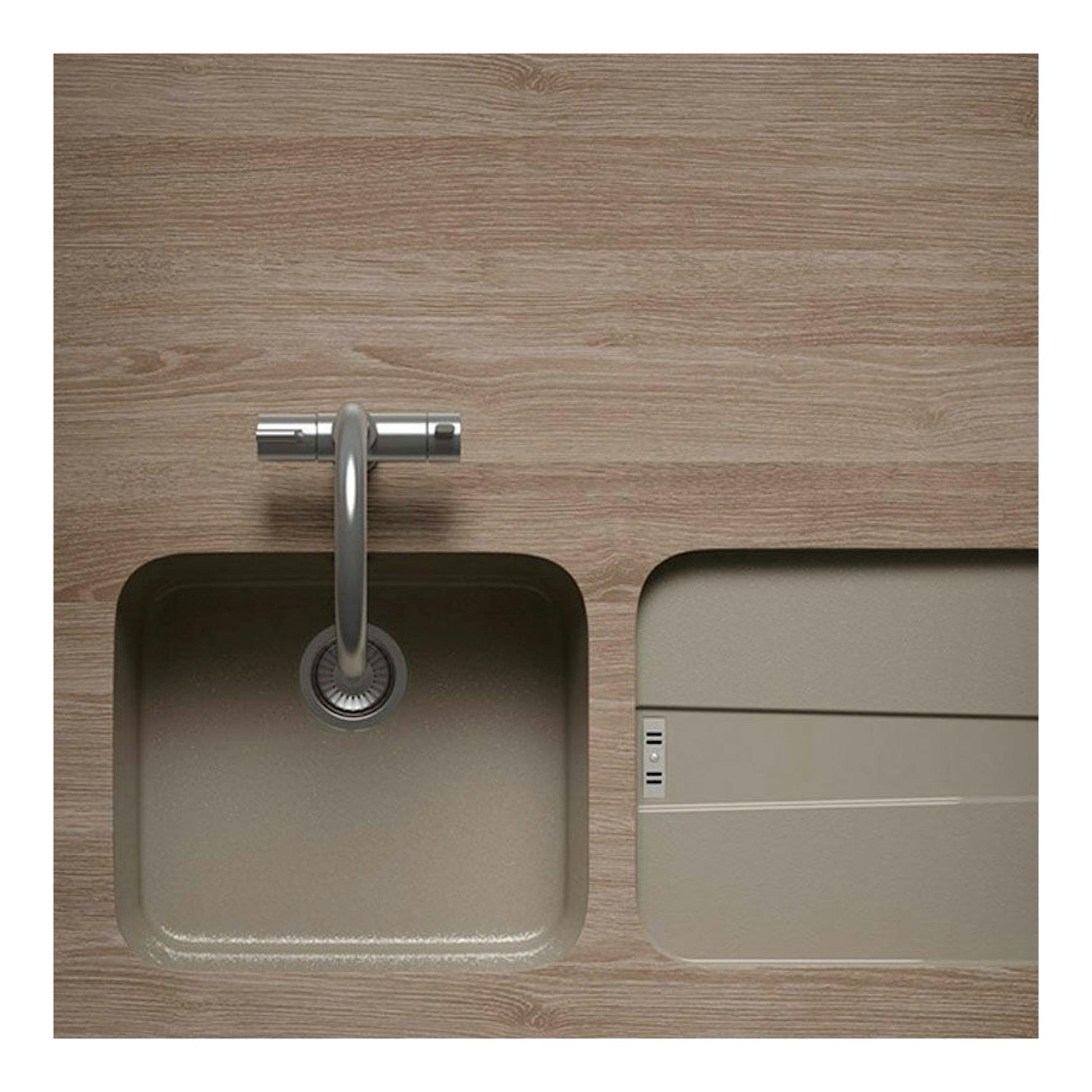 Fregadero Poalgi Gandia 50 Albero Brillo, vista cenital, color beige, con grifo sobre encimera de madera.