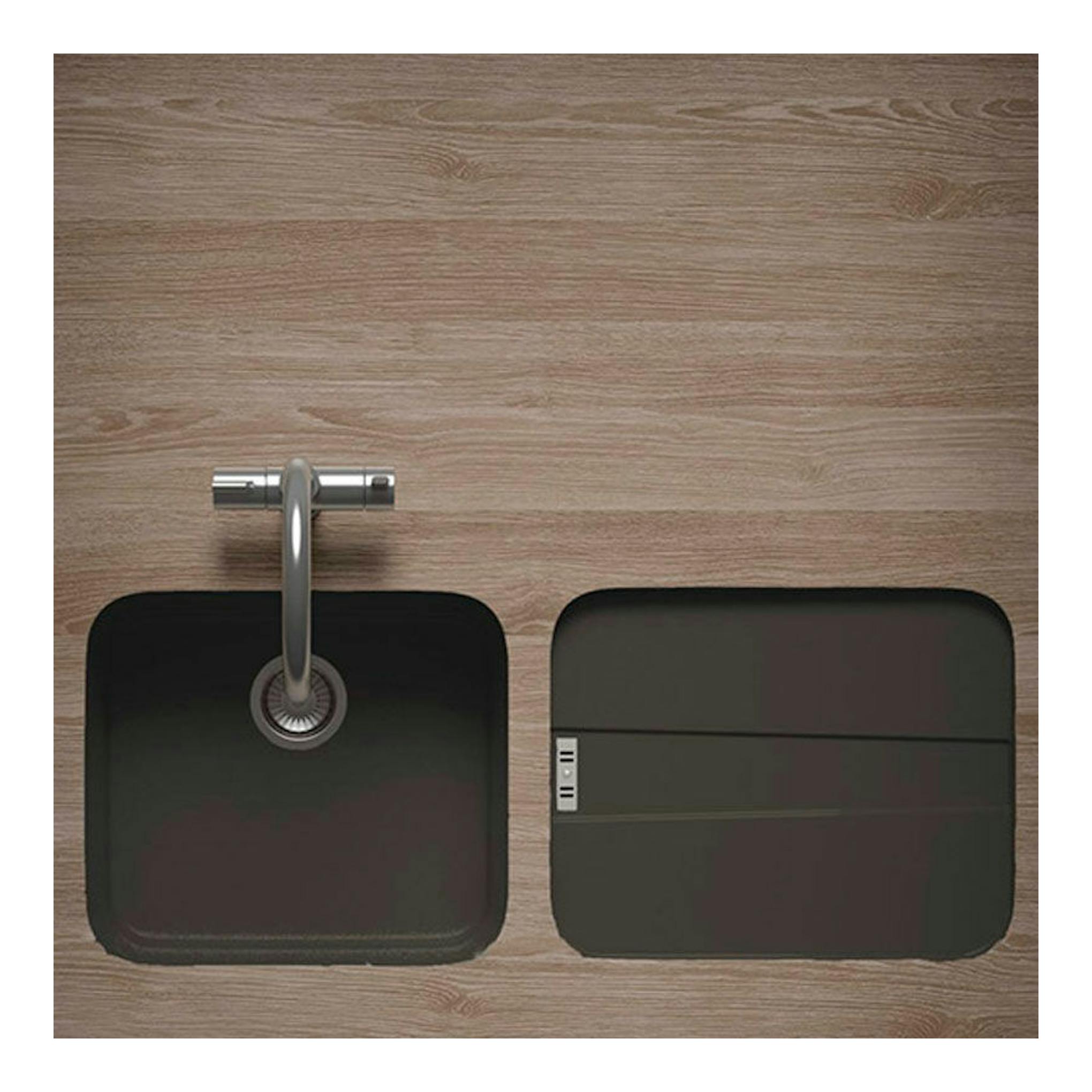 Fregadero Poalgi Gandia 50 Tundra negro, vista cenital, con cubeta y escurridor sobre encimera efecto madera.