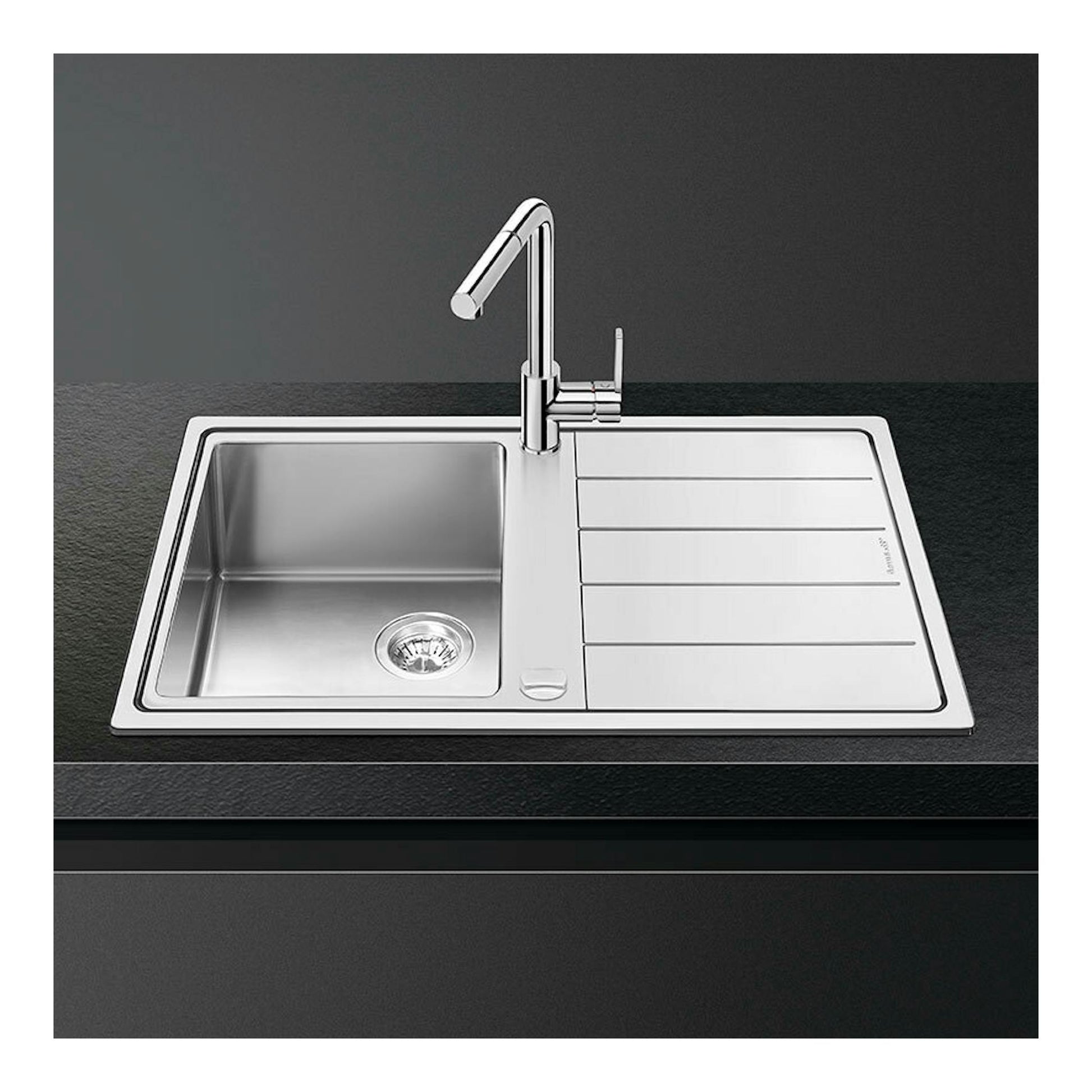 Fregadero Smeg LDR861-2 de acero inoxidable, vista superior, con cubeta, escurridor y grifo cromado.
