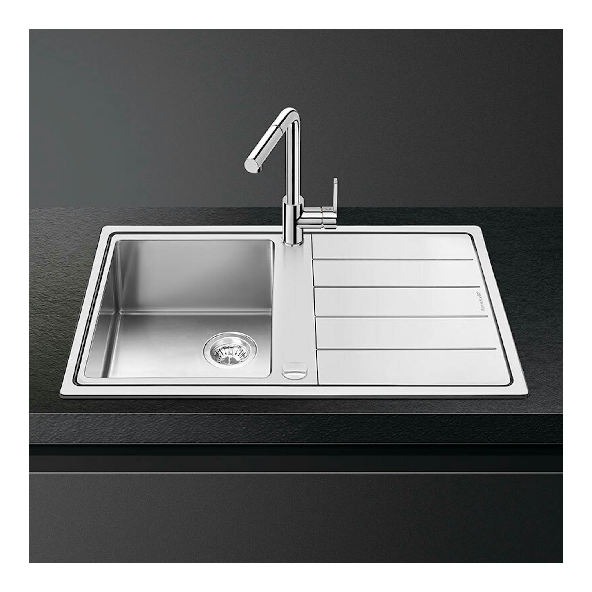 Fregadero Smeg LDR861-2 de acero inoxidable, vista superior, con cubeta, escurridor y grifo cromado.