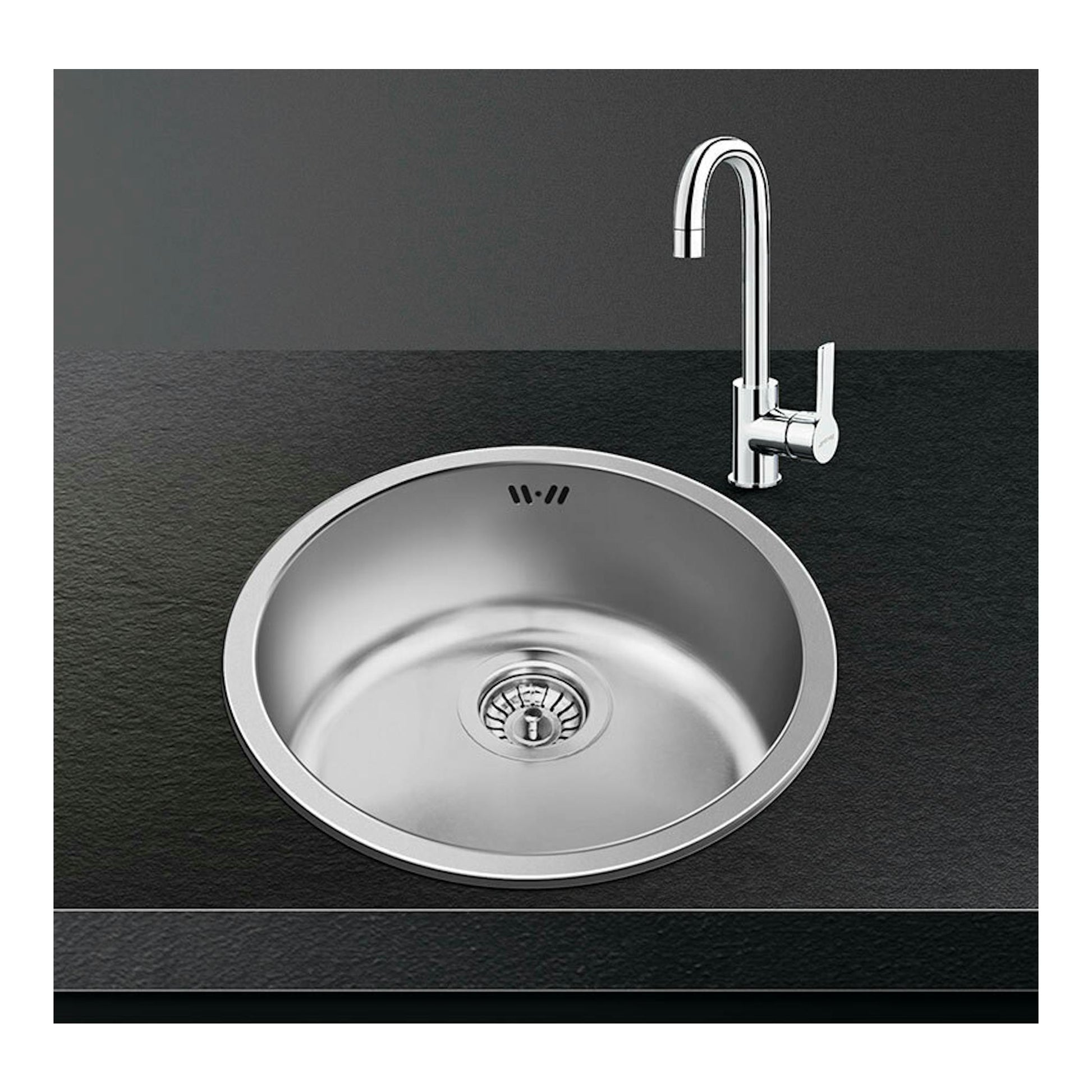 Fregadero Smeg VFU43SFR de acero inoxidable, vista superior, con grifo cromado sobre encimera negra.