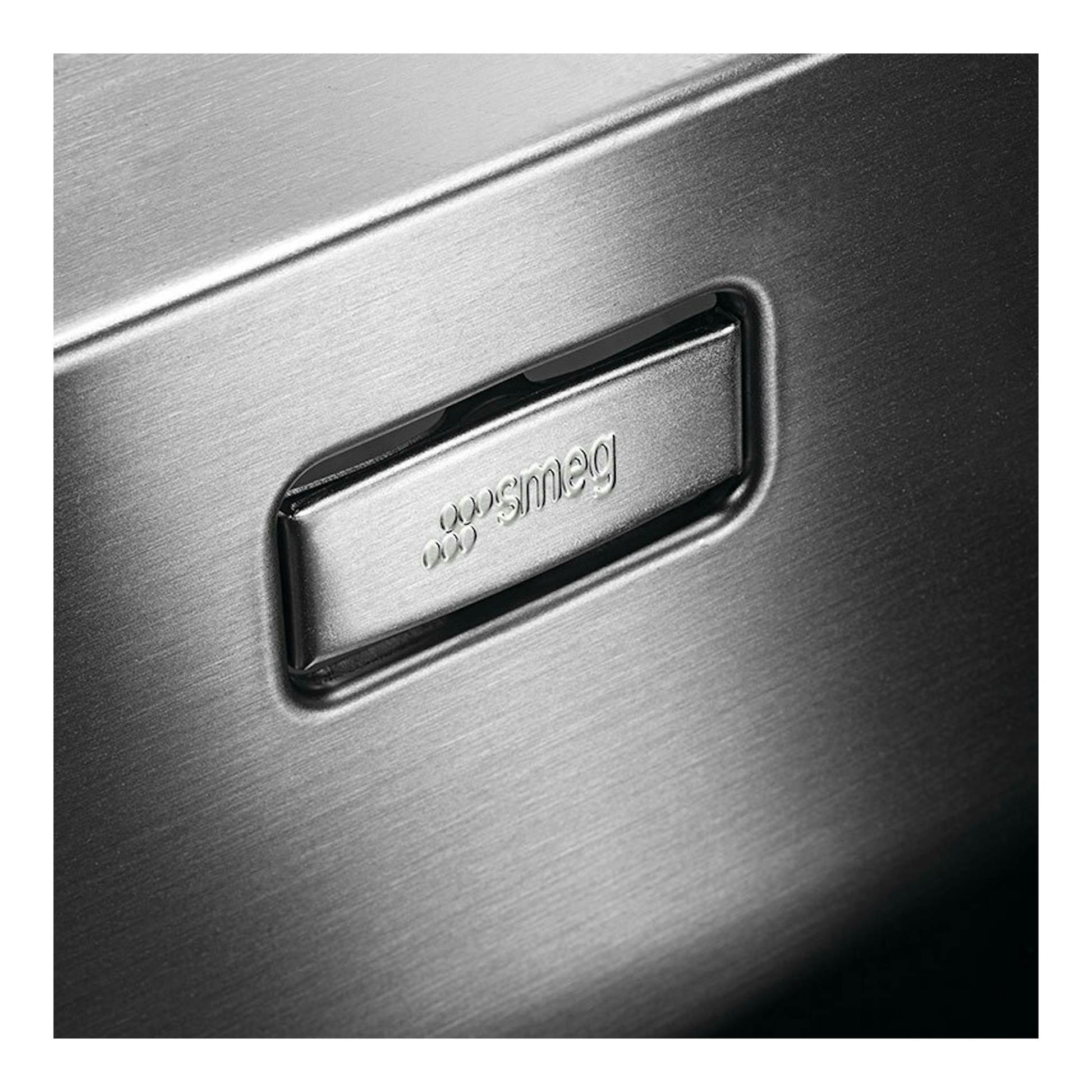 Primer plano de fregadero Smeg VR12S34 de acero inoxidable cepillado con desagüe rectangular con logo Smeg