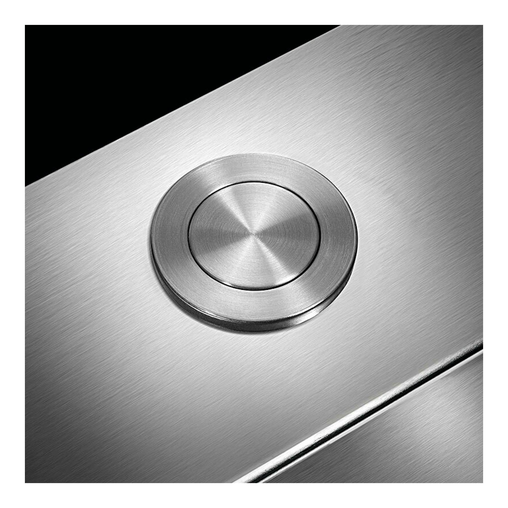Fregadero Smeg VR12S34 inox, vista cenital parcial del desagüe circular en acero cepillado.