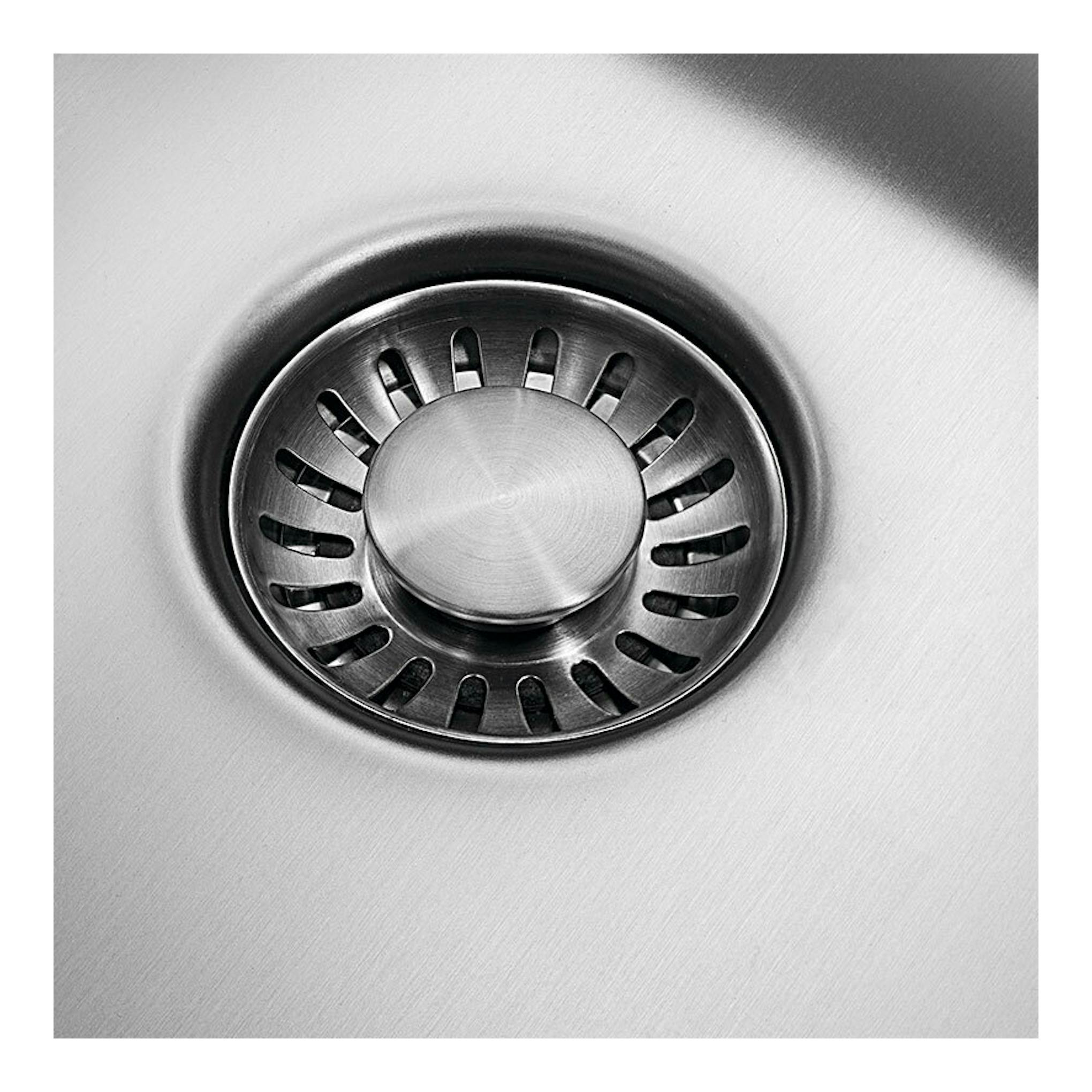 Fregadero Smeg VR12S3434 inox, primer plano cenital del desagüe y tapón circular de acero inoxidable.