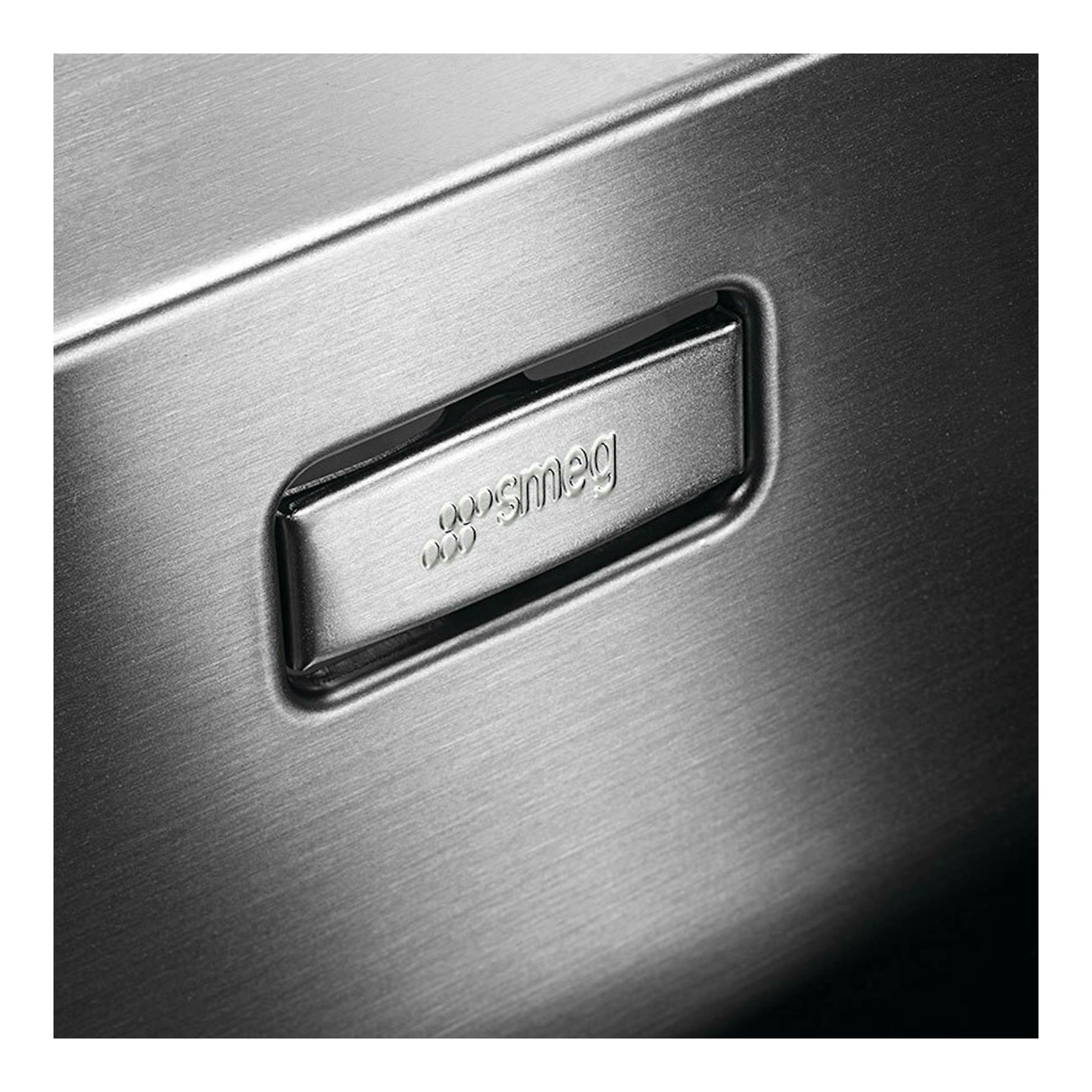 Fregadero Smeg VR12S3434 de acero inoxidable, primer plano del desagüe con logo Smeg.