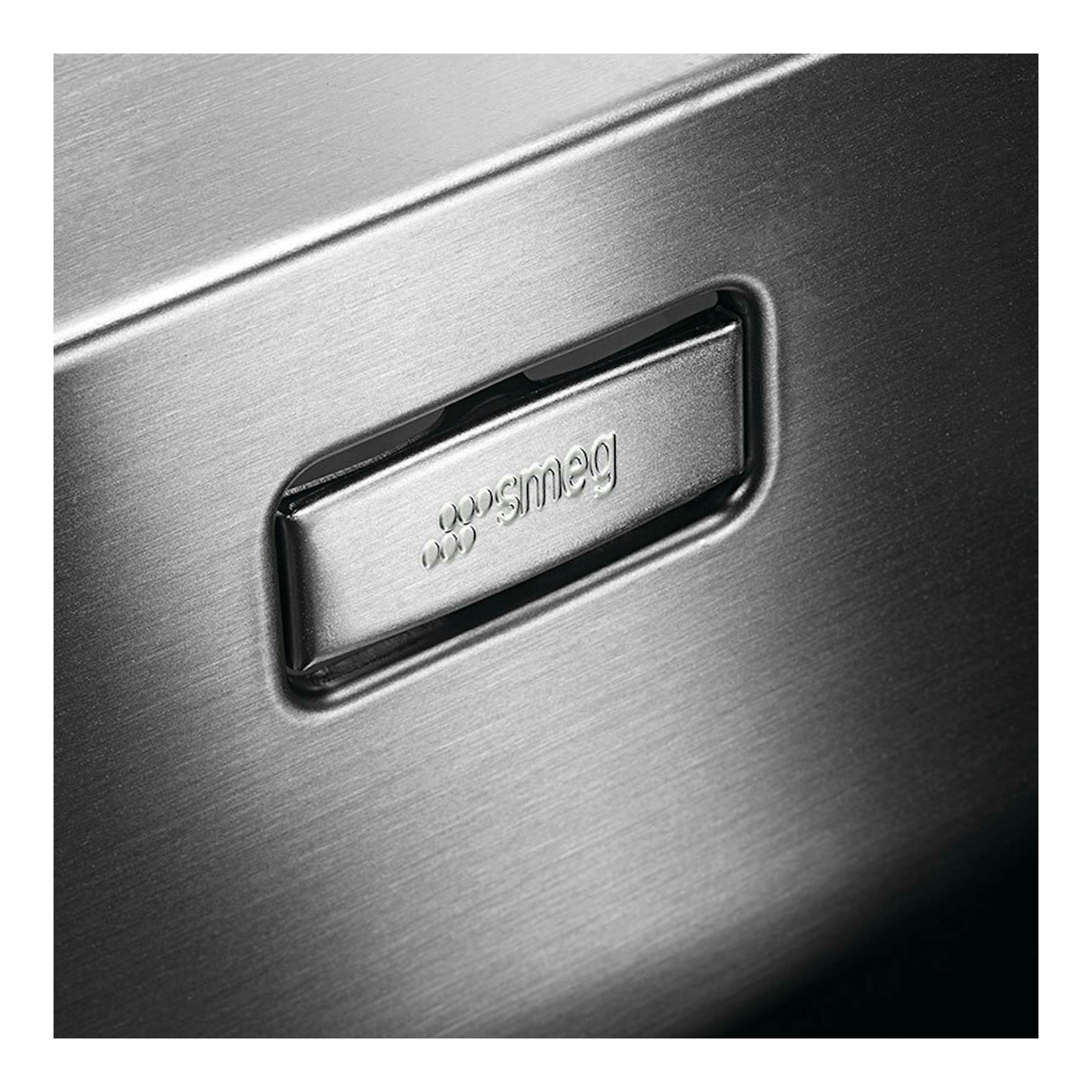 Fregadero Smeg VR12S3434 de acero inoxidable, primer plano del desagüe con logo Smeg.