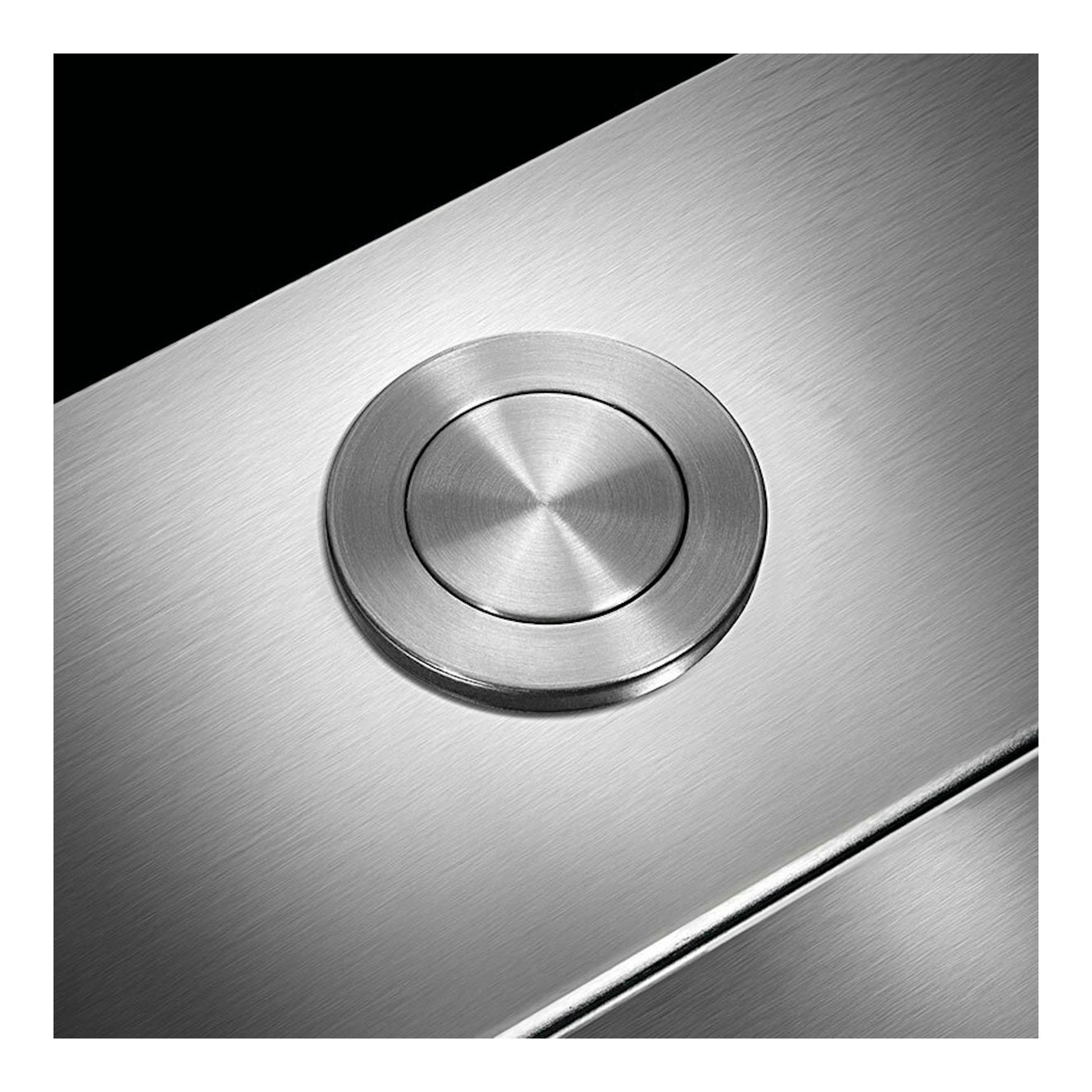 Fregadero Smeg VR12S3434 de acero inoxidable, vista en detalle del desagüe circular.