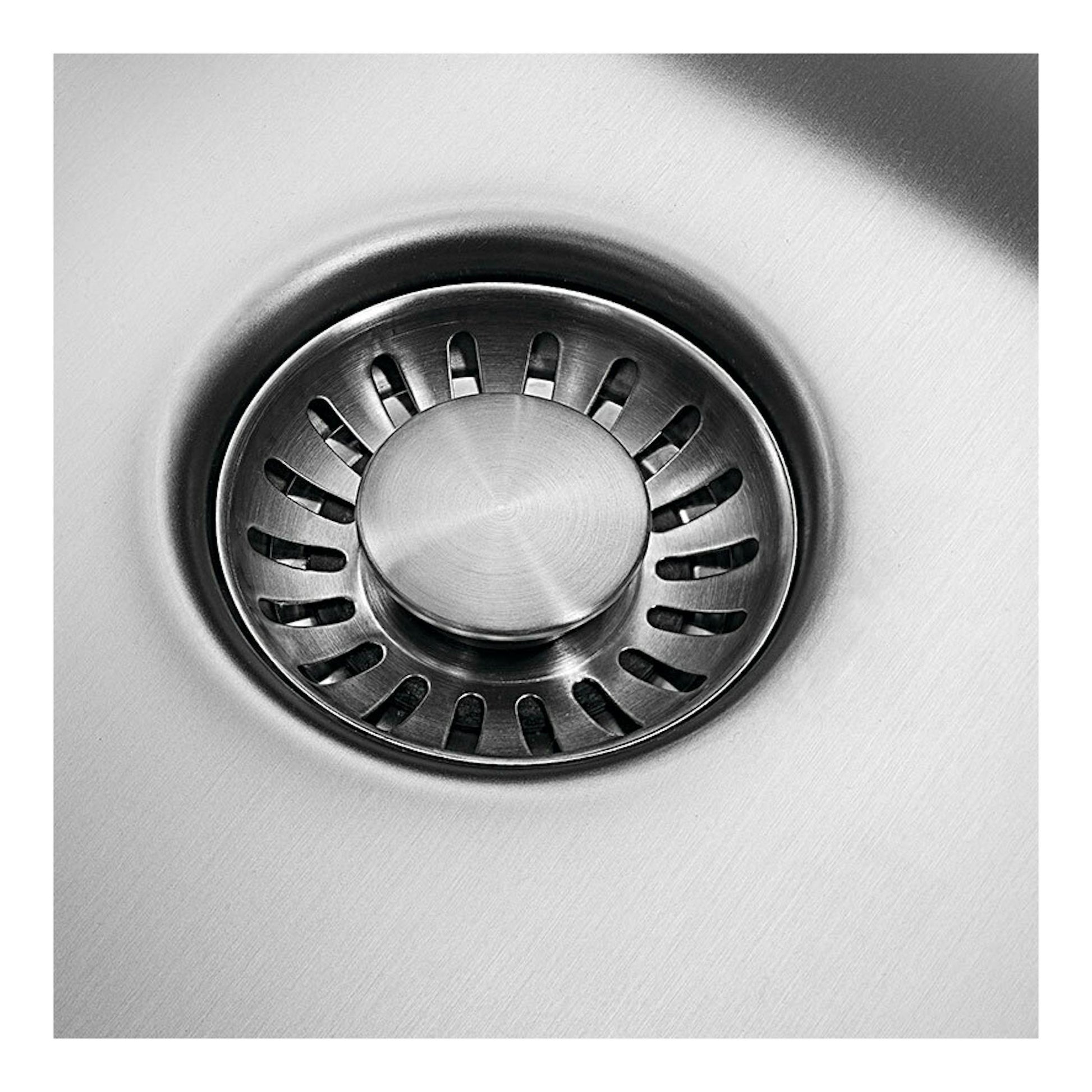 Fregadero Smeg VR12S50 de acero inoxidable, primer plano del desagüe circular.