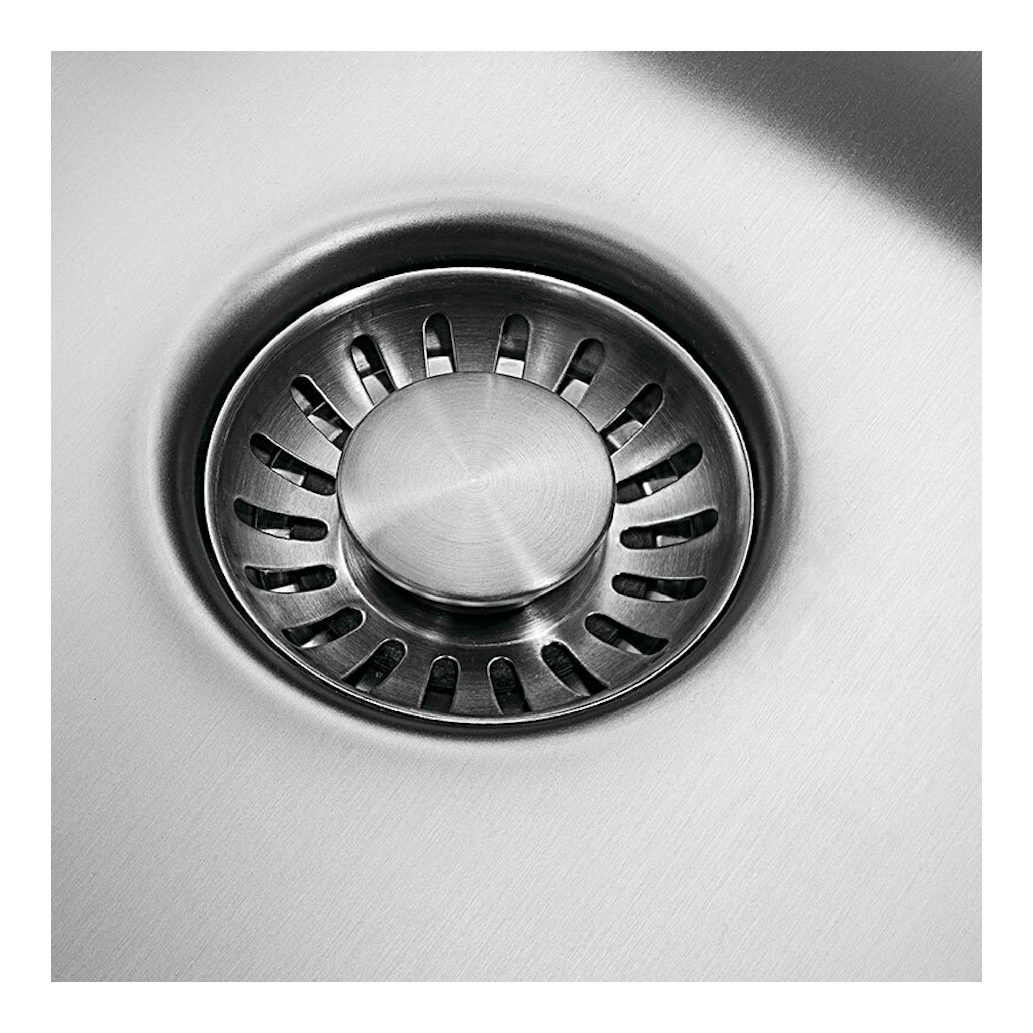Fregadero Smeg VR12S50 de acero inoxidable, primer plano del desagüe circular.